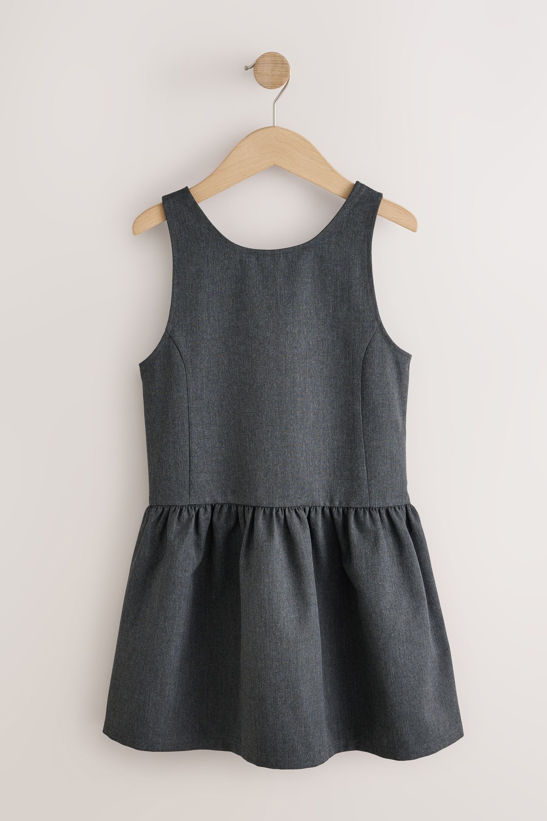 Next Latzkleid Latzkleid mit tiefer Taille für die Schule (1-tlg)