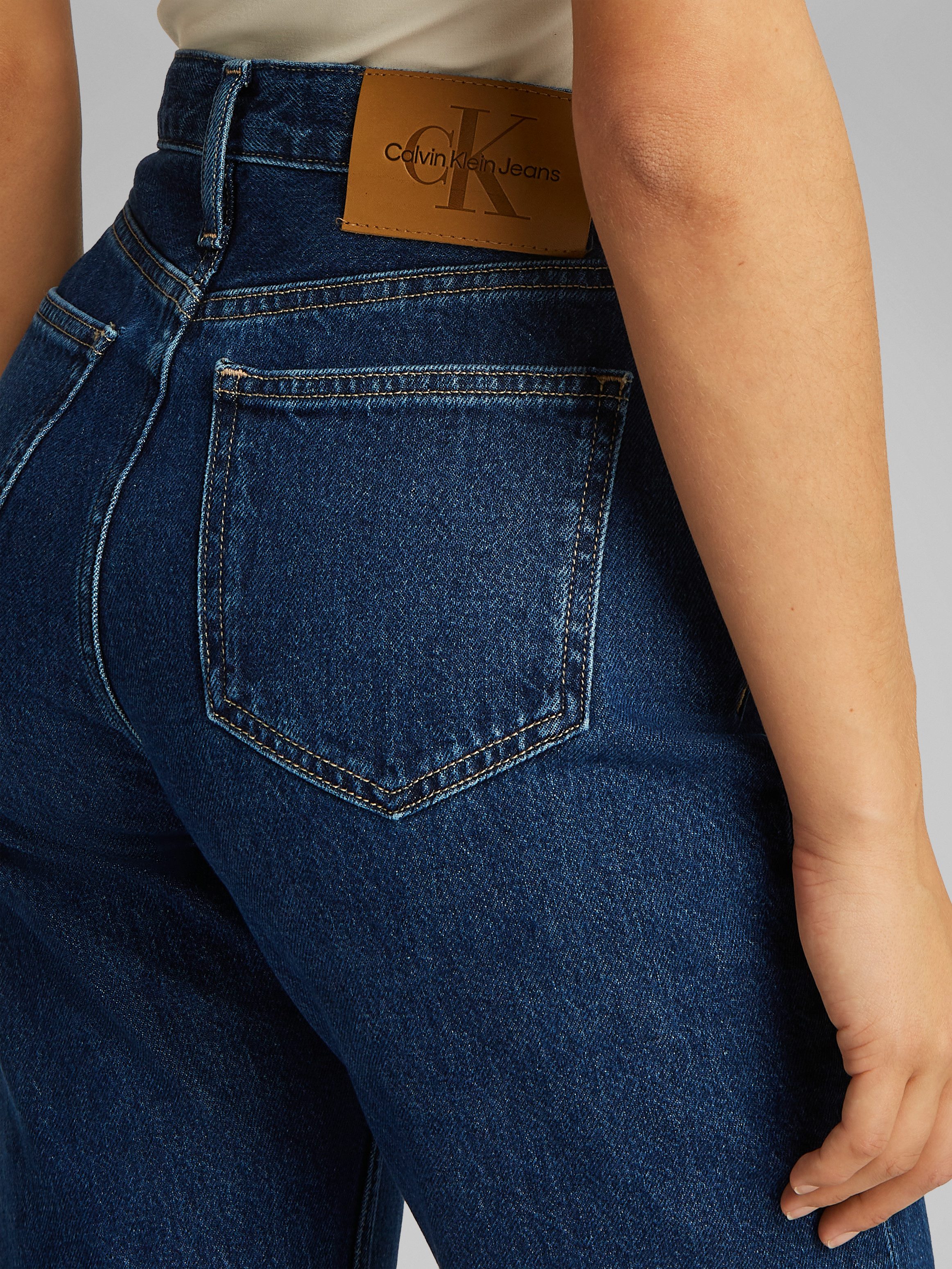 Calvin Klein Jeans Mom-Jeans HIGH RISE STRAIGHT leichte Stoned wash Optik, mit Coinpocket
