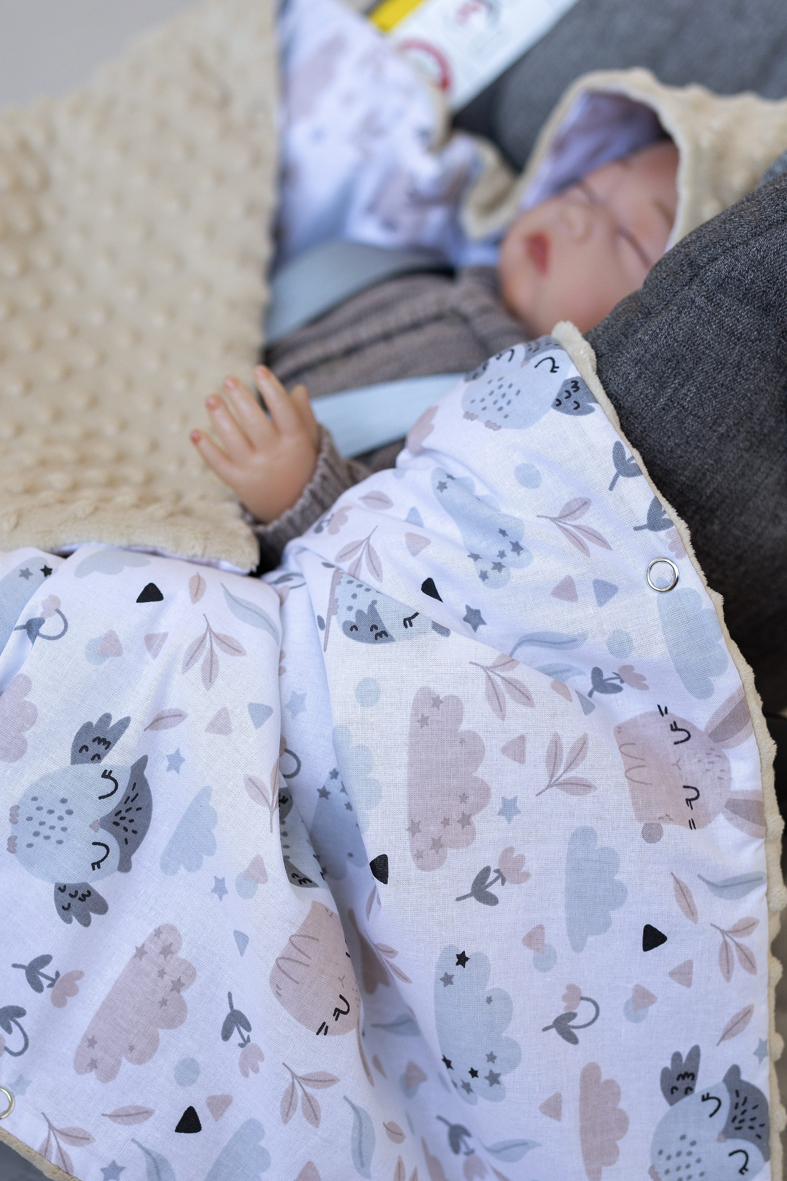 Babytrage BEIGE Hase Einschlagdecke für Kinder Autositz und Babyschale Babytrage