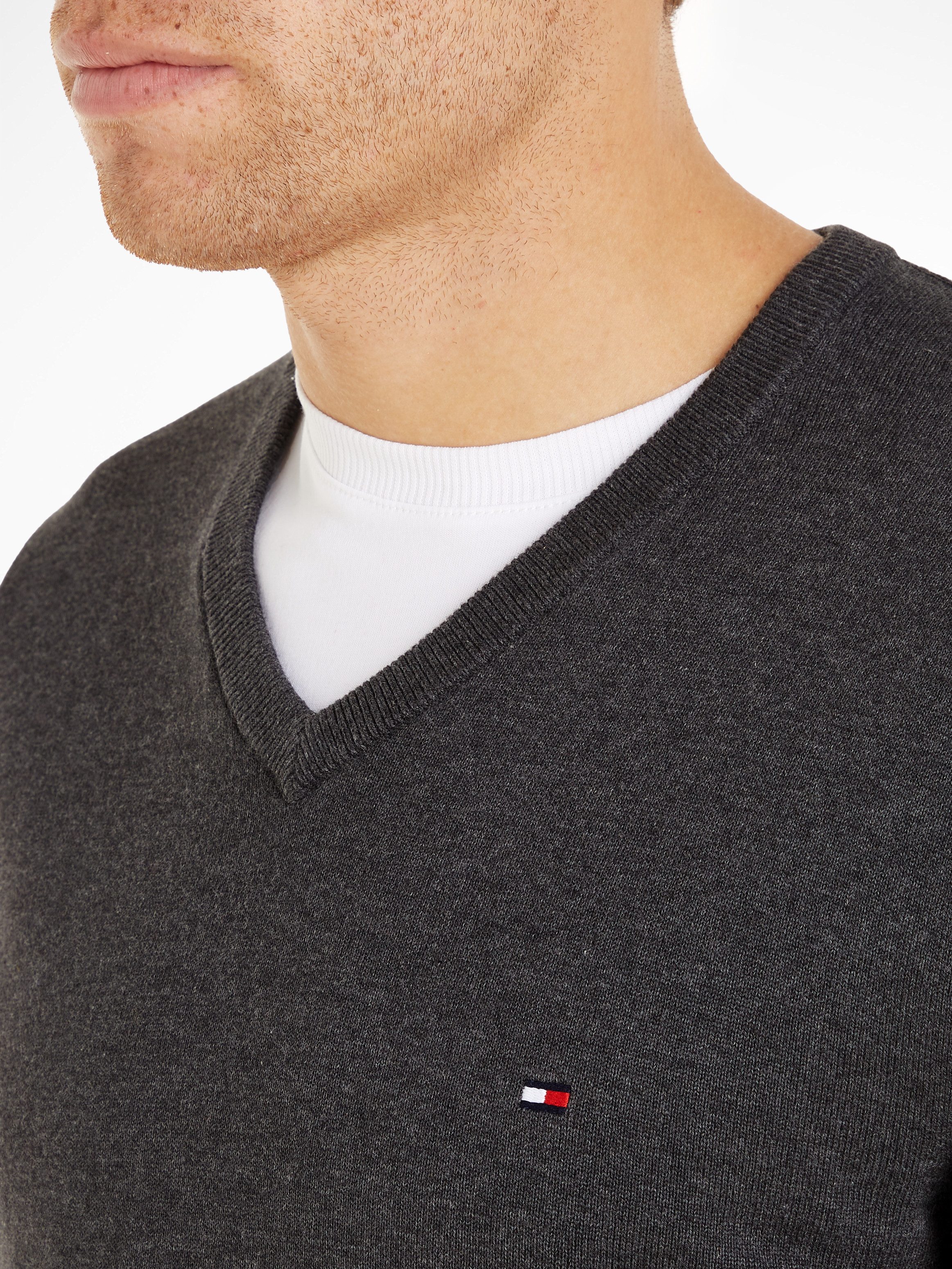 Tommy Hilfiger Strickpullover ESSENTIAL COTTON V NECK mit V-Ausschnitt und Stickerei unifarben, casual, regular fit, Baumwolle, V-Ausschnitt