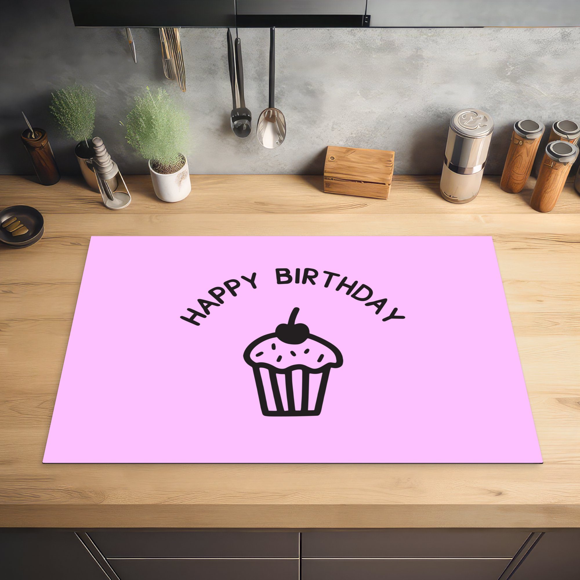 MuchoWow Herdblende-/Abdeckplatte Zitat Schutz einem "Happy Cupcake (1 81x52 küche, Induktionskochfeld Ceranfeldabdeckung auf einem die für Vinyl, rosa mit tlg), Hintergrund, Birthday" cm
