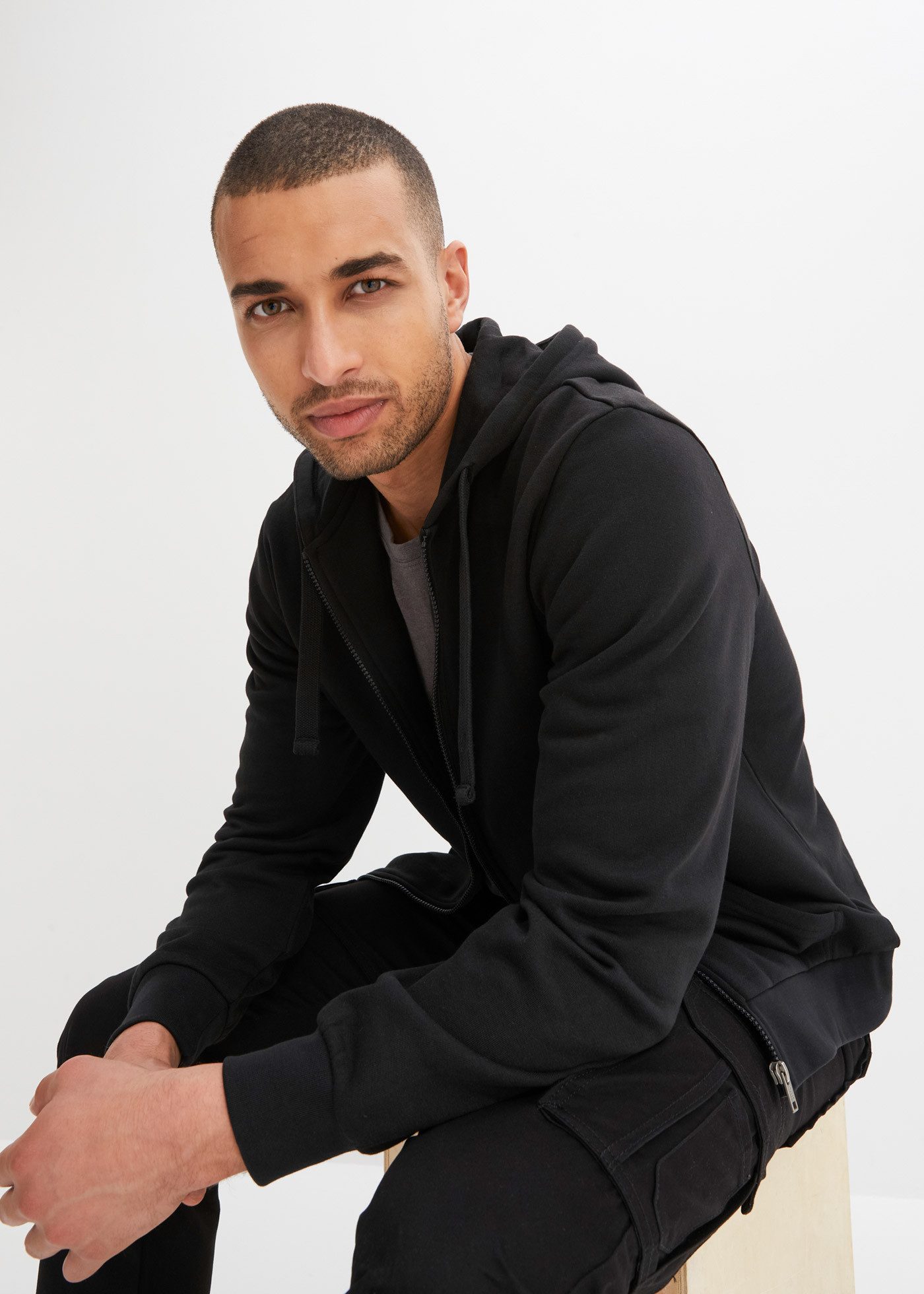 bonprix Kapuzensweatjacke mit Kapuze, mit Reißverschluss, mit Kängurutaschen, Regular Fit