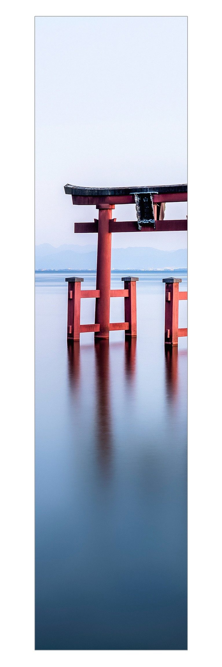Bilderdepot24 Schiebegardine modern Flächenvorhang blickdicht Torii im Wasser (1 St), halbtransparent, Wohnzimmer große Flächengardine lichtdurchlässig für Klemm-System