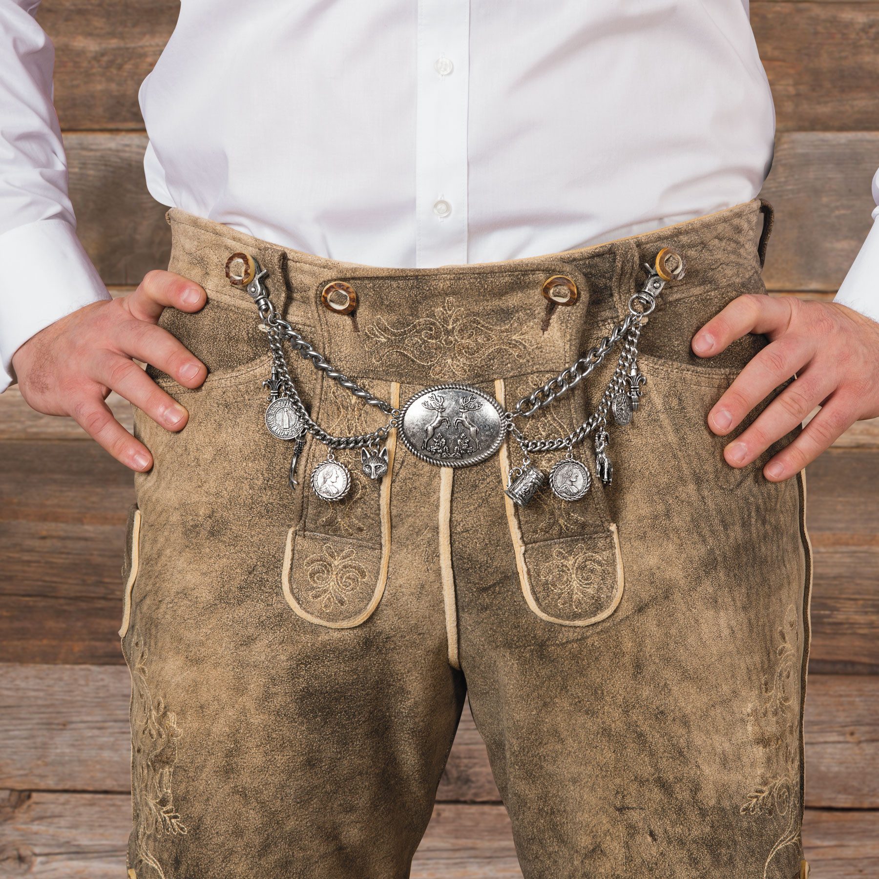 Alpenflüstern Kette mit Anhänger Trachten-Charivari Ferdi (antik-silber-farben), - Hochwertiger Herren-Trachtenschmuck mit Trophäen-Anhängern für die L – Bild 4 von 4