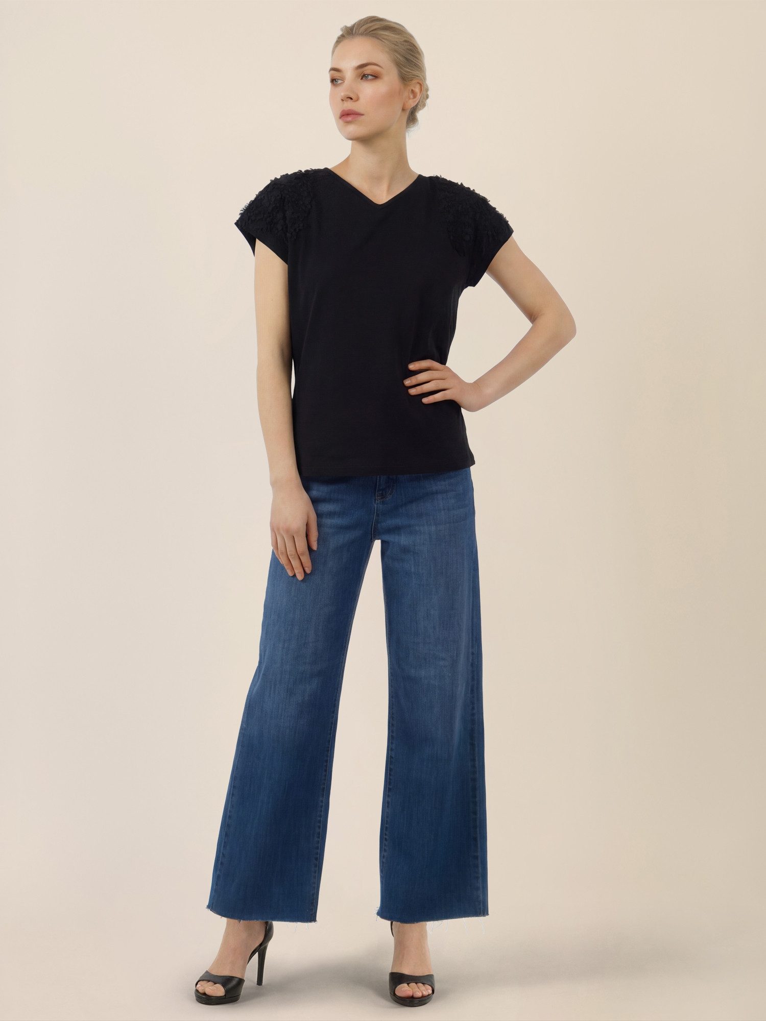 Apart Shirtbluse mit V-Ausschnitt und 3D-Blüten