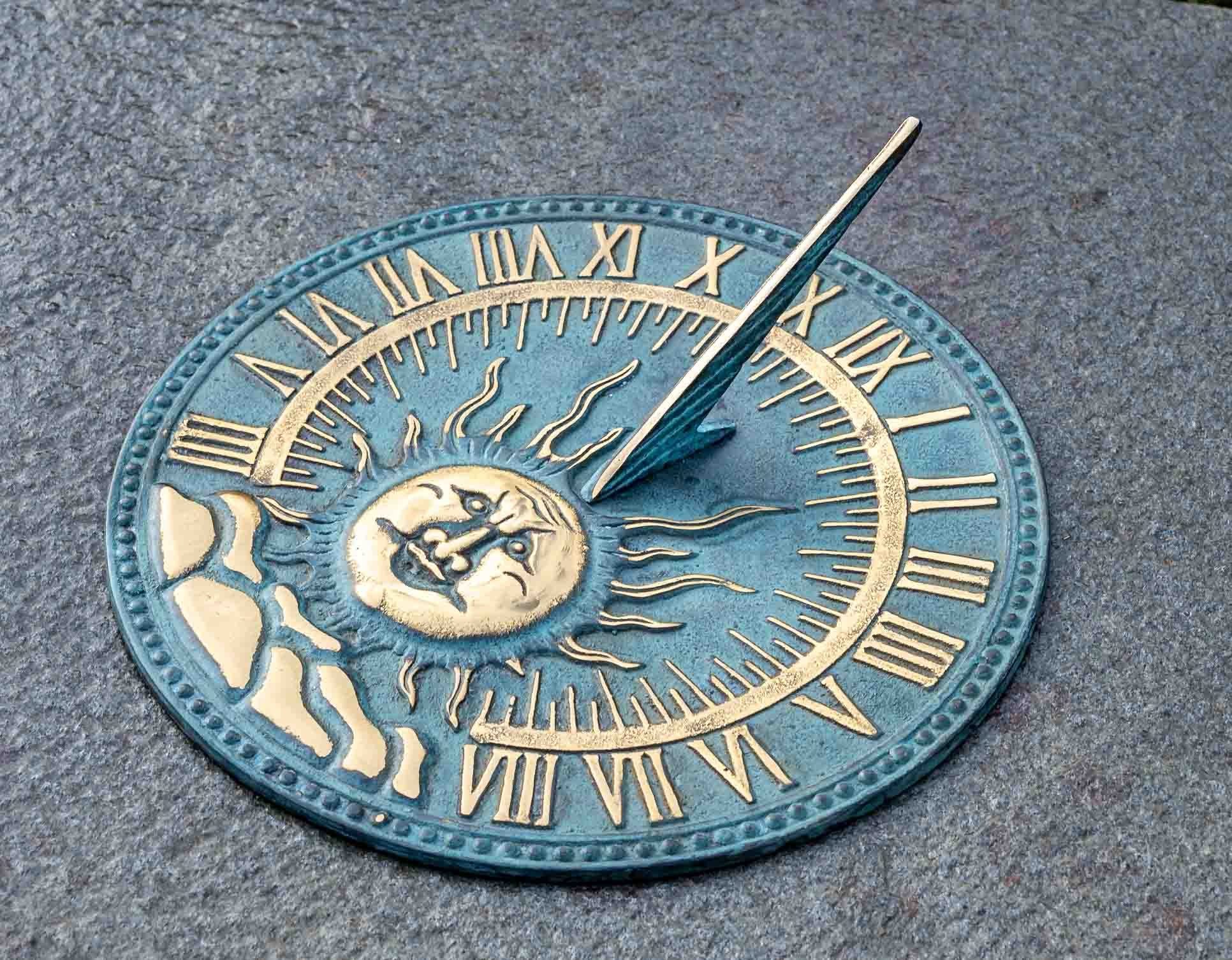 IDYL Sonnenuhr Outdoor Zeitmesser aus Bronze "Flache Sonnenuhr", Bronze, Bronze – sehr robust – Langlebig – witterungsbeständig