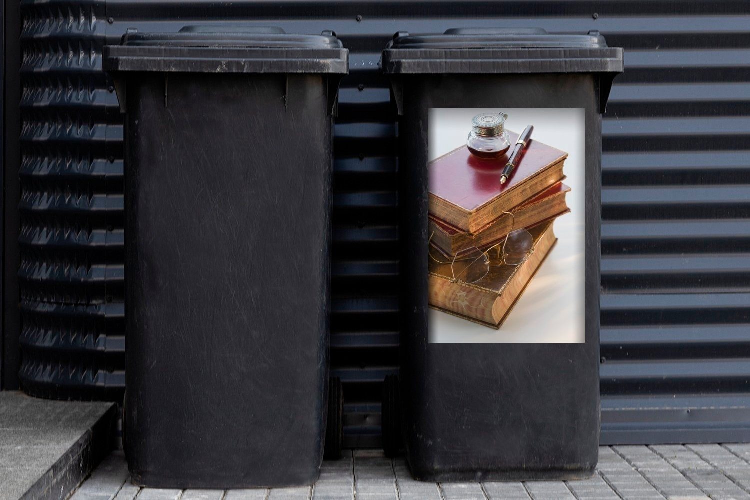 Wandsticker Container, stilles Mülltonne, Alte Mülleimer-aufkleber, Sticker, MuchoWow St), Abfalbehälter Leben Bücher (1