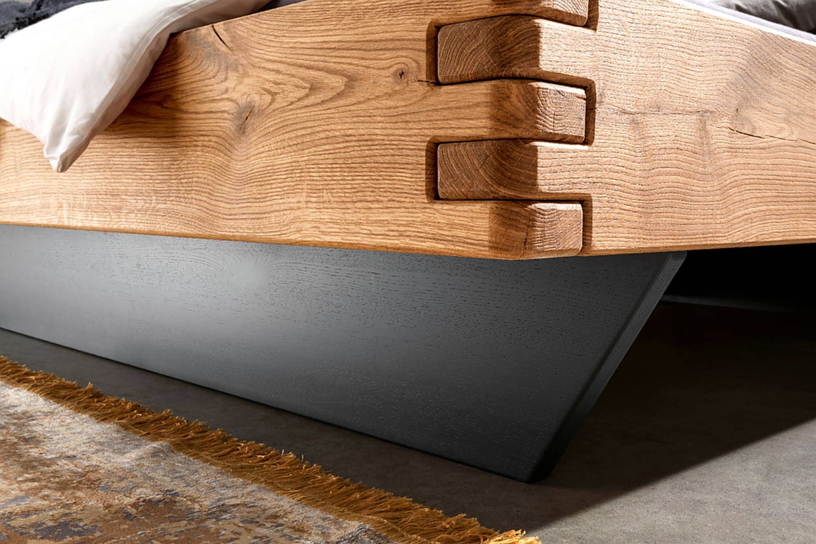 TPT Möbel Massivholzbett Eichenwacht Balkenbett, Schwebeunterbau und Baumkante Kopfteil