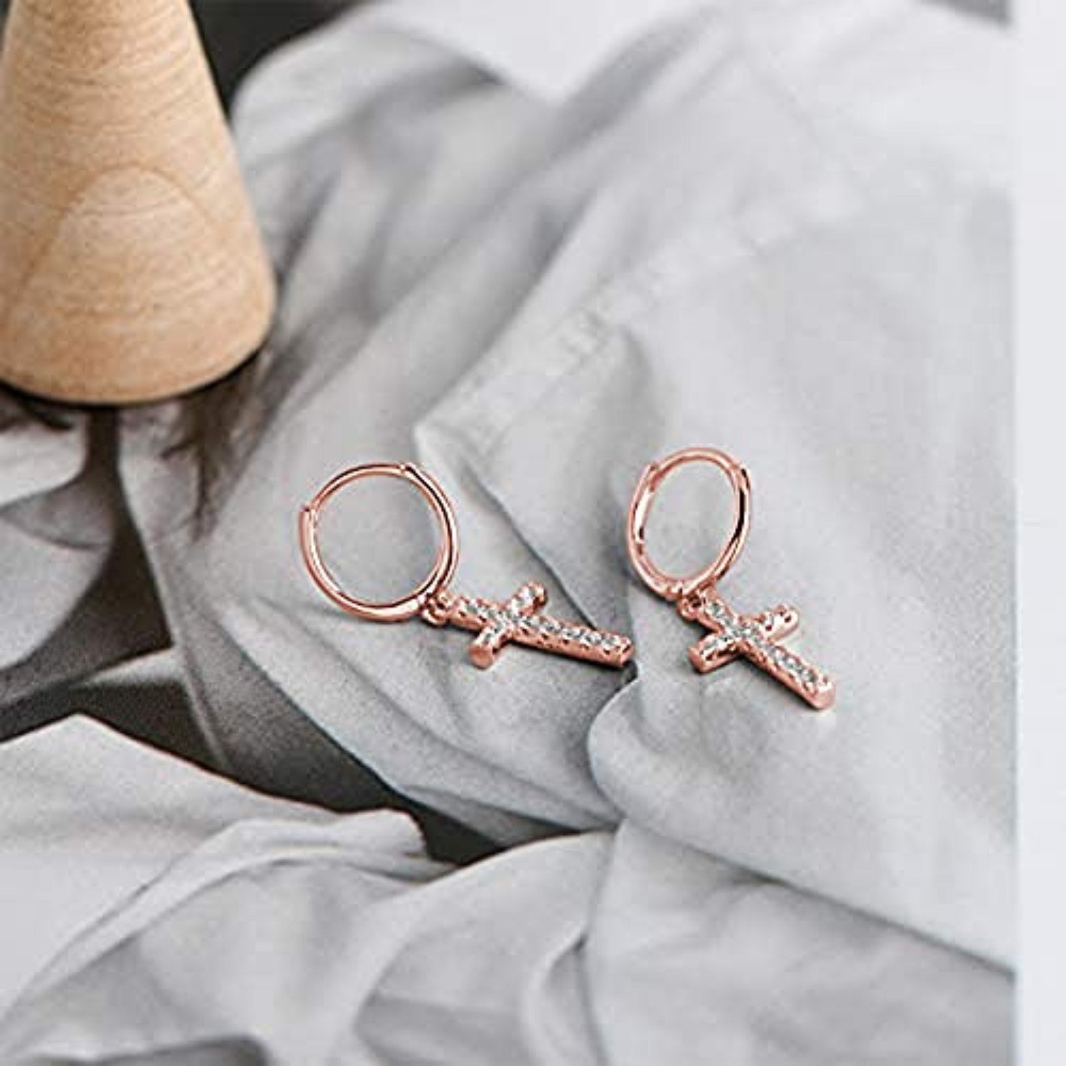 Lisandra Scott Ohrhänger-Set 925 Silber Creolen 14K vergoldet I Kreuz Anhänger Ohrringe mit Steinen, Hochglanz trifft Symbolkraft – 925er Silber mit funkelnden  – Bild 4 von 5