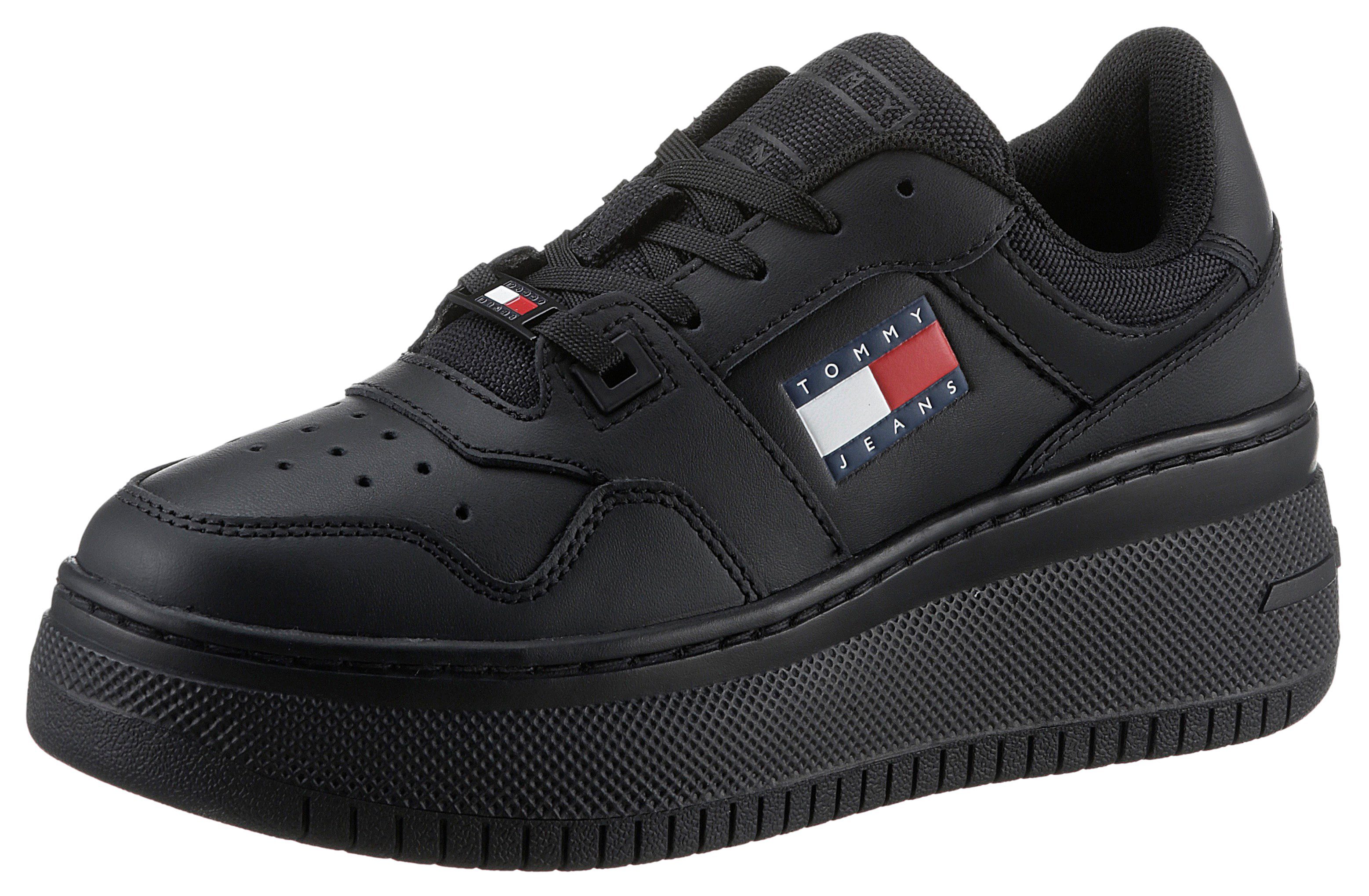 FLATFORM RETRO Tommy mit BASKET schwarz Logoschriftzug der Jeans in Plateausneaker Sohle TJW ESS