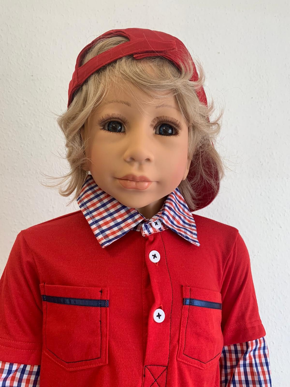 CMTPUPPENGALERIE Stehpuppe Julis von Monika Levenig - blond, rotes Hemd - 122 cm (1-tlg)
