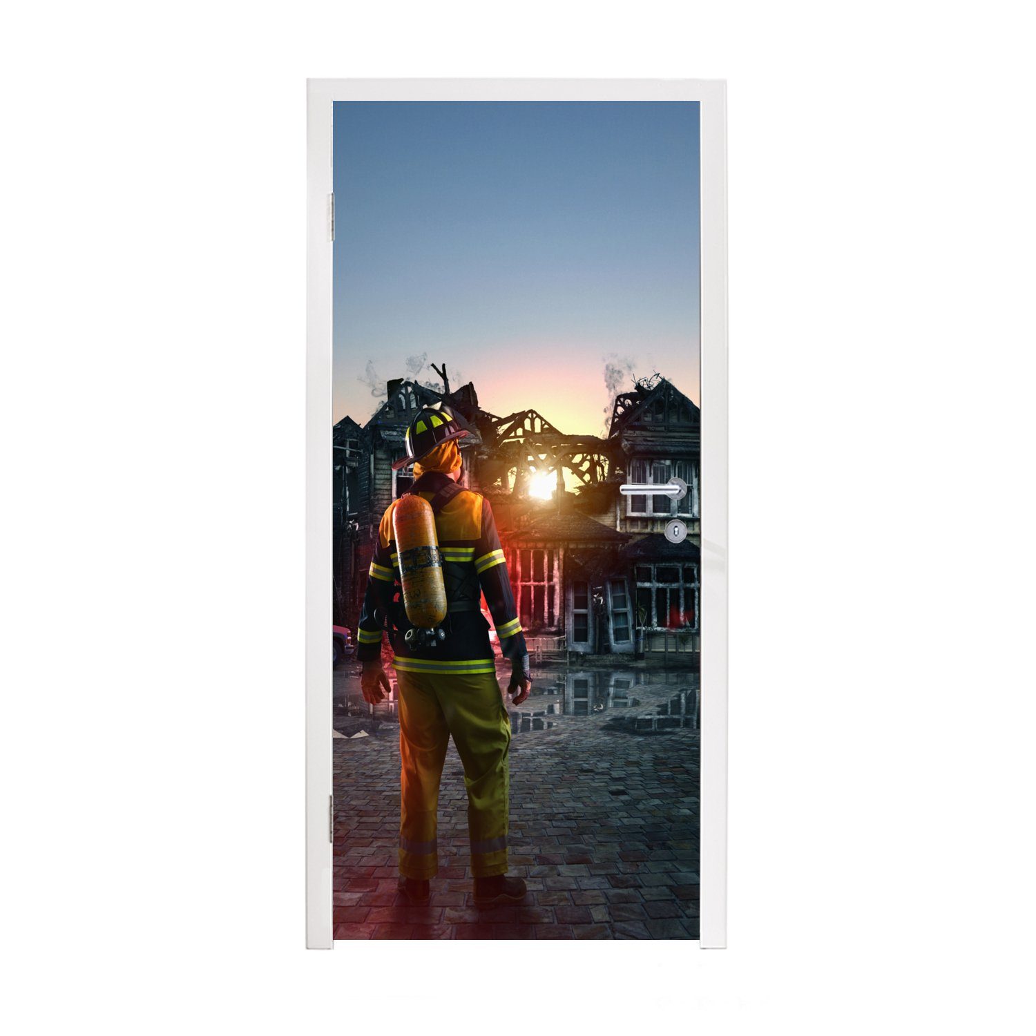 MuchoWow Türtapete Feuerwehrmann vor einem abgebrannten Haus, Matt, bedruckt, (1 St), Fototapete für Tür, Türaufkleber, 75x205 cm