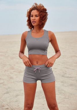 LASCANA ACTIVE Shorts mit kleinen Seitenschlitzen