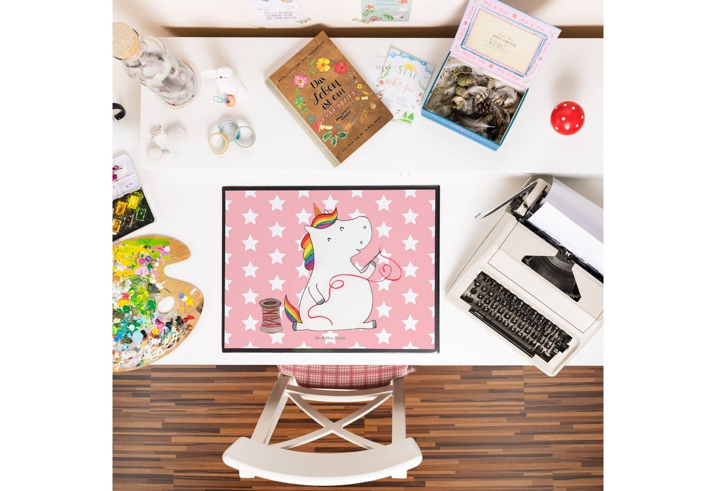 Thumbnail - Mr. & Mrs. Panda Schreibtischunterlage Einhorn Näherin - Rot Pastell - Geschenk, Freundin, Unicorn, Schreibt, (Packung, ...