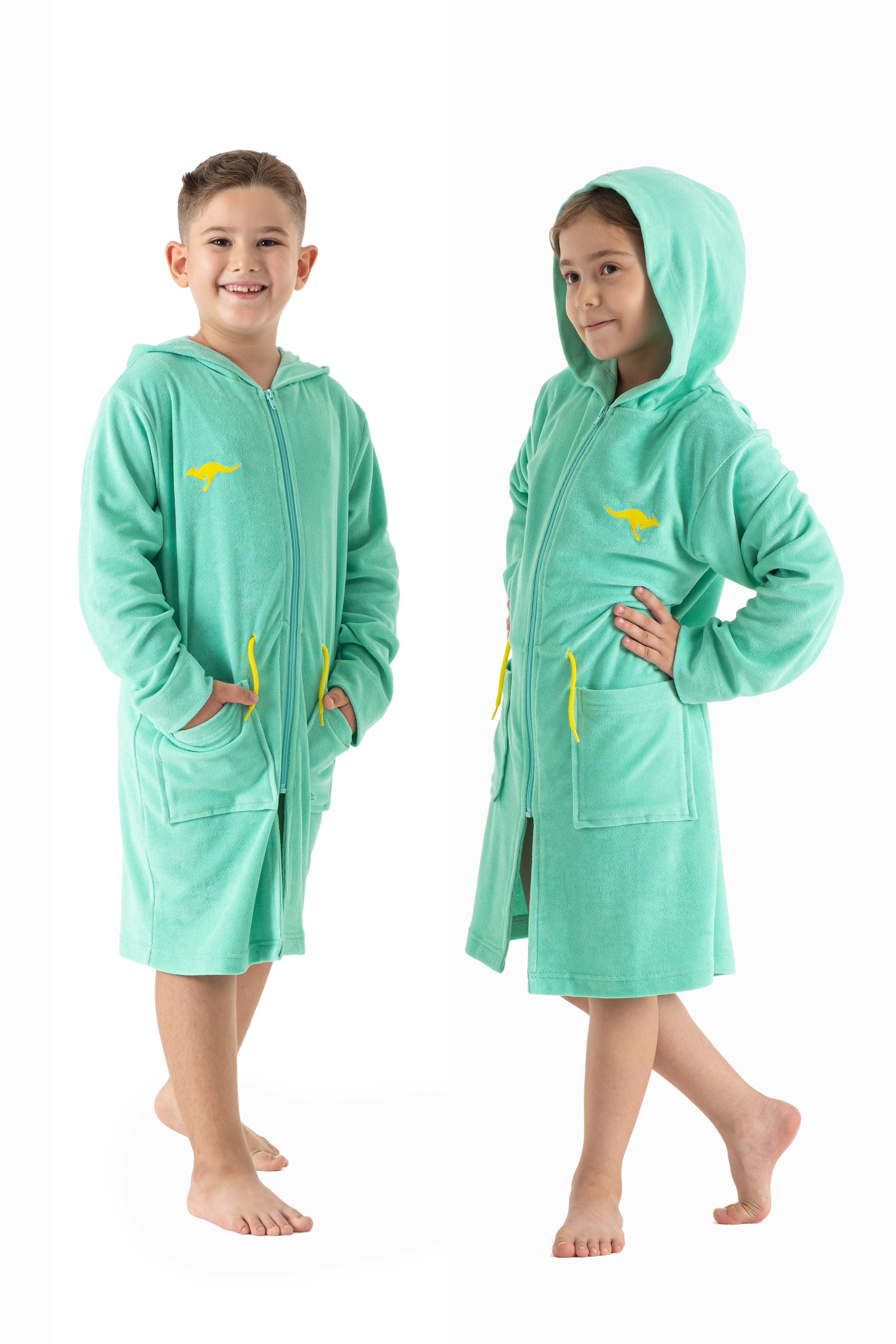 KangaROOS Kinderbademantel Kira, Ideal für Zuhause, Schwimmbad oder im Urlaub, Kurzform, Leichtfrottier, Kapuze, Reißverschluss, modernen, sportliches Design, leuchtenden Akzenten