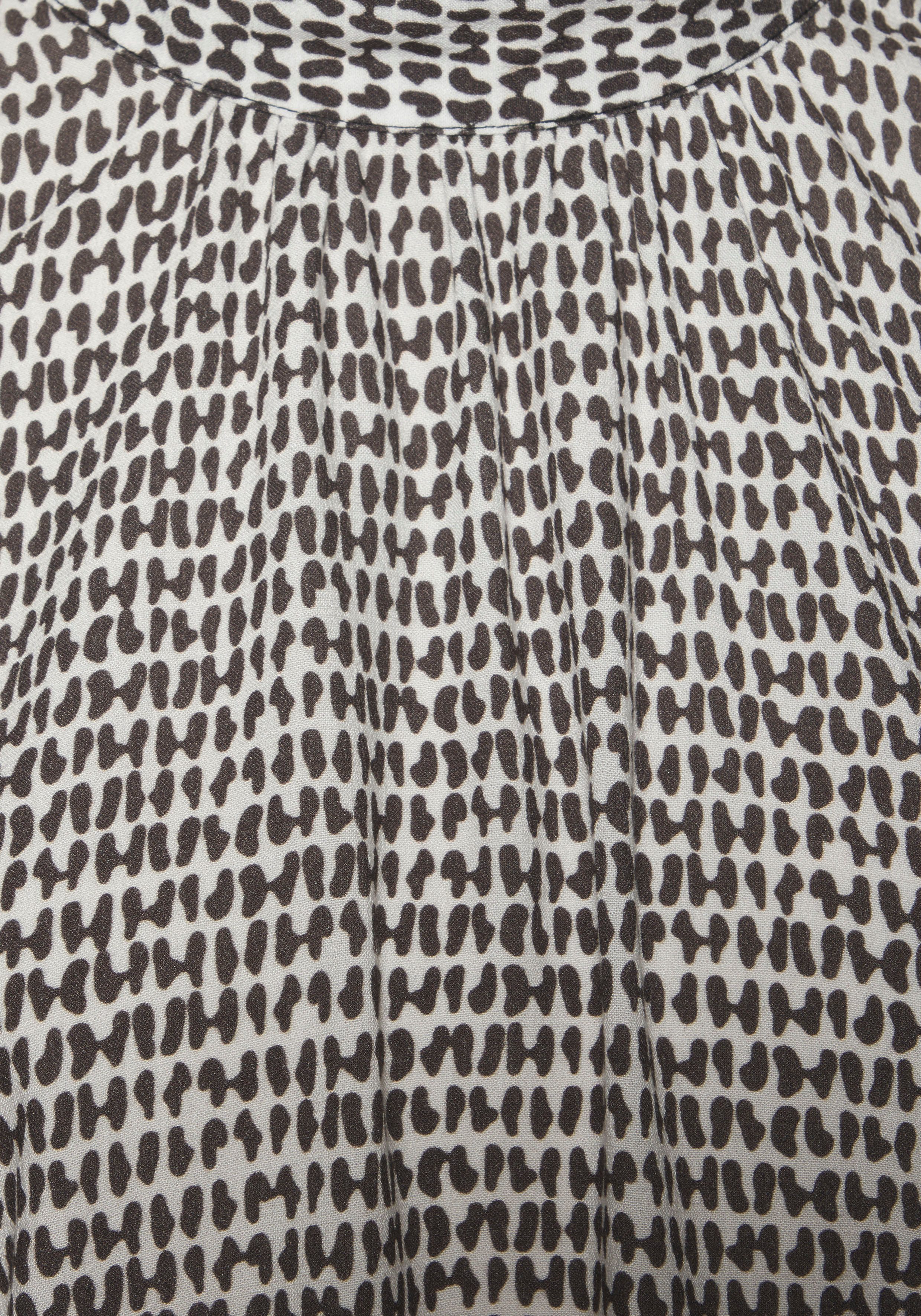 LASCANA Kurzarmbluse mit schmalem Stehkragen und Alloverdruck Blusenshirt mit weiten Ärmeln, elegante Druckbluse, lockere Form – Bild 5 von 5