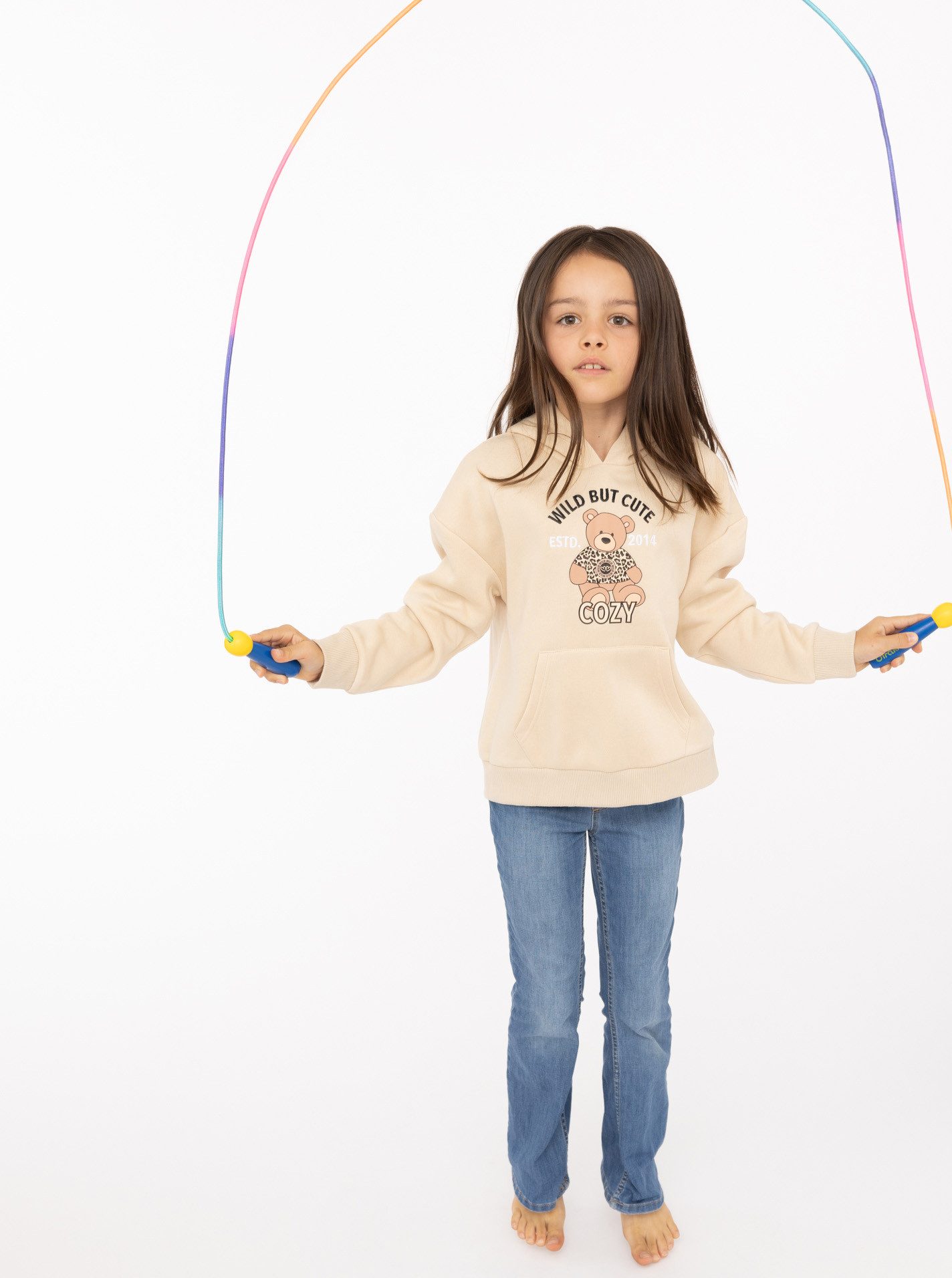 Zwillingsherz Hoodie "Wild But Cute" Mini-Me,mit niedlichem Teddybär und selbstbewusstem Slogan – Bild 2 von 5