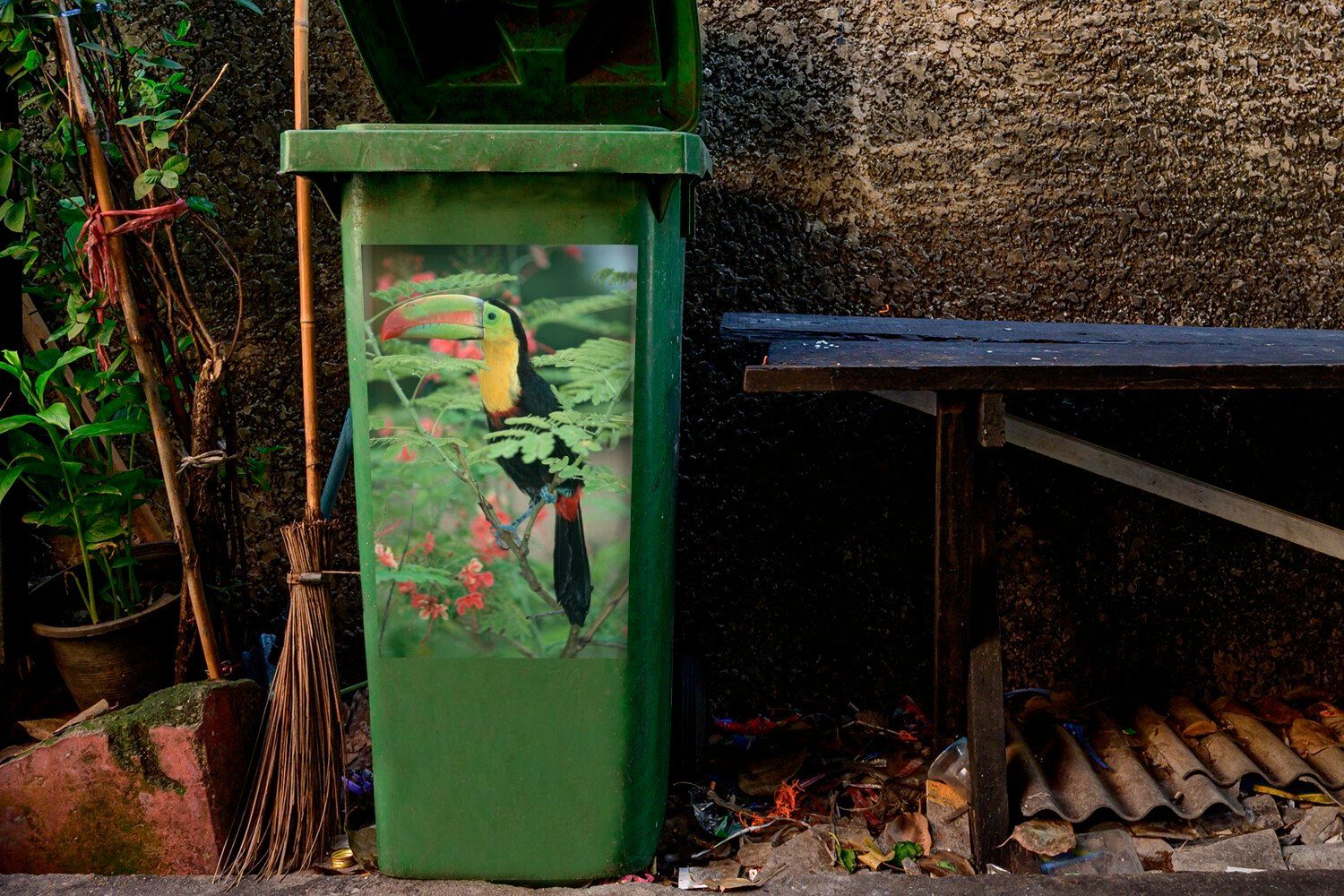 MuchoWow Mülltonne, inmitten roten Blätter Container, der Abfalbehälter Wandsticker Ein Mülleimer-aufkleber, Sticker, St), Schwefelschnabelkuckuck (1