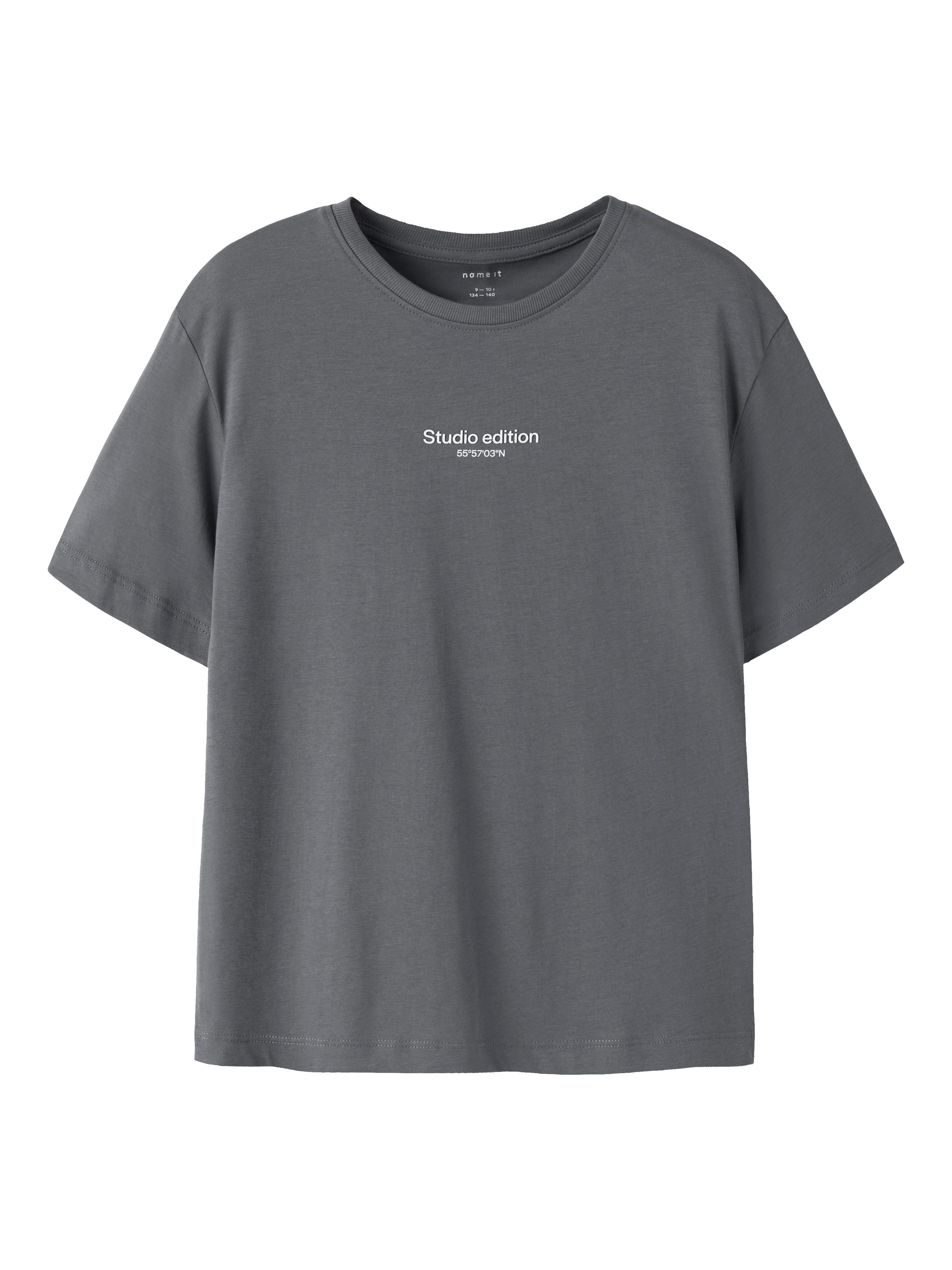 Name It T-Shirt NKMBRODY SS NREG TOP NOOS mit dezentem 3D-Frontmotiv – Bild 2 von 5