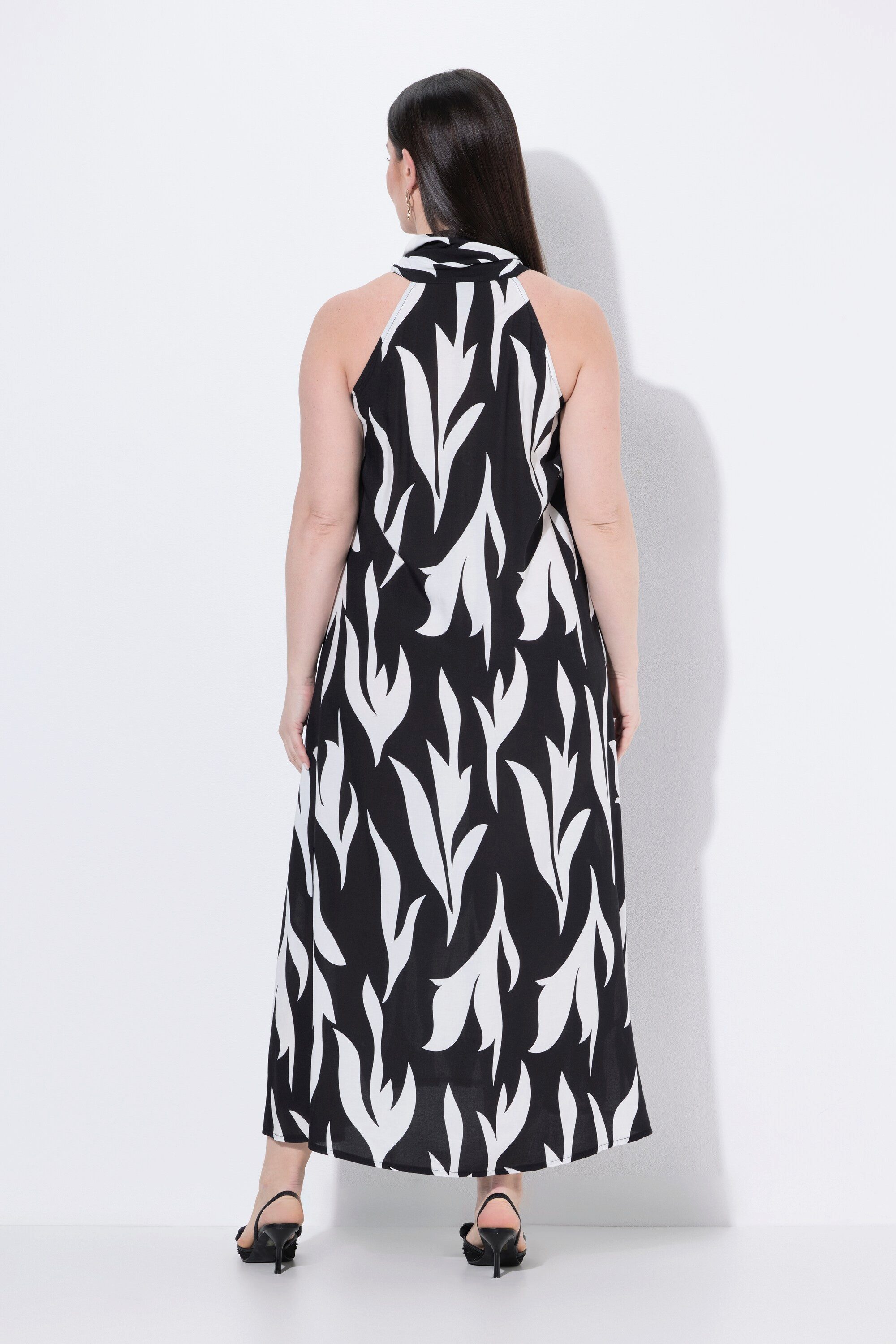 Ulla Popken Jerseykleid Maxikleid Blätter Stehkragen Zierspange ärmellos