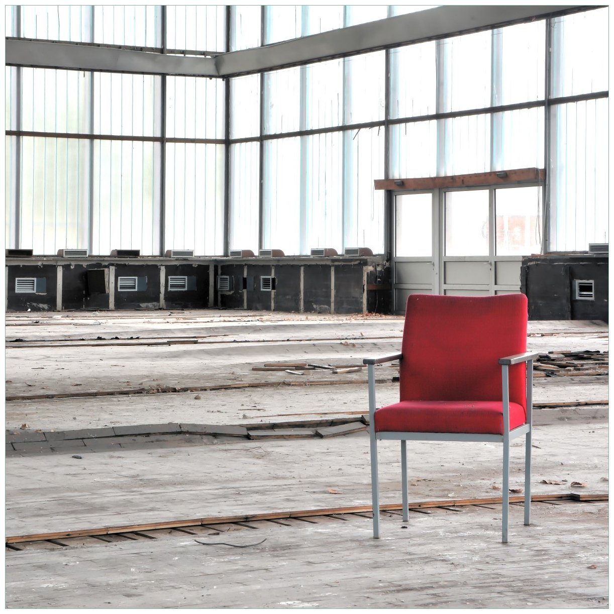 Wallario Tischplatte Stille und Leere - ein einsamer roter Stuhl in einer alten Halle (1 St), für Ikea Lack Tisch geeignet