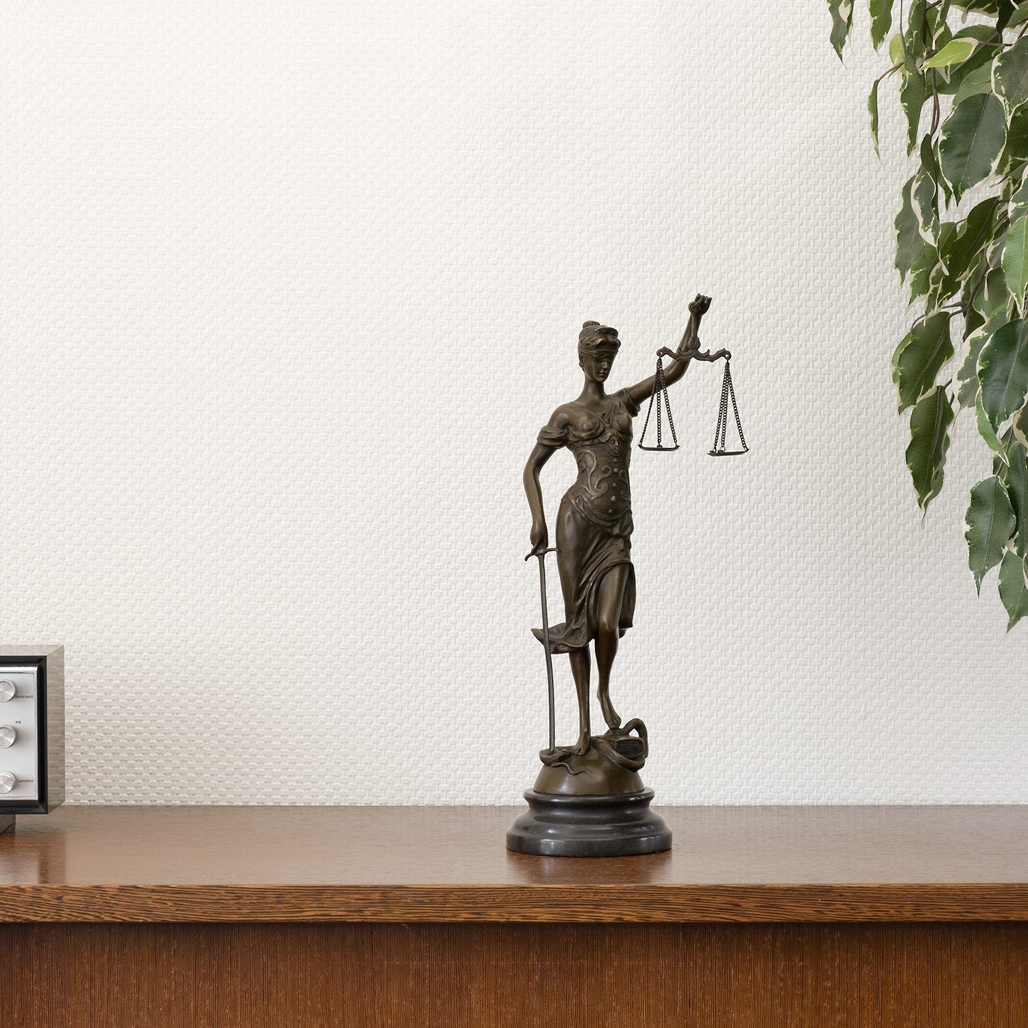 Vitrine Figuren Moritz Dekofigur Bronzefigur Regal Justice, für Deko Lady Bronzefigur Schreibtisch Skulptur