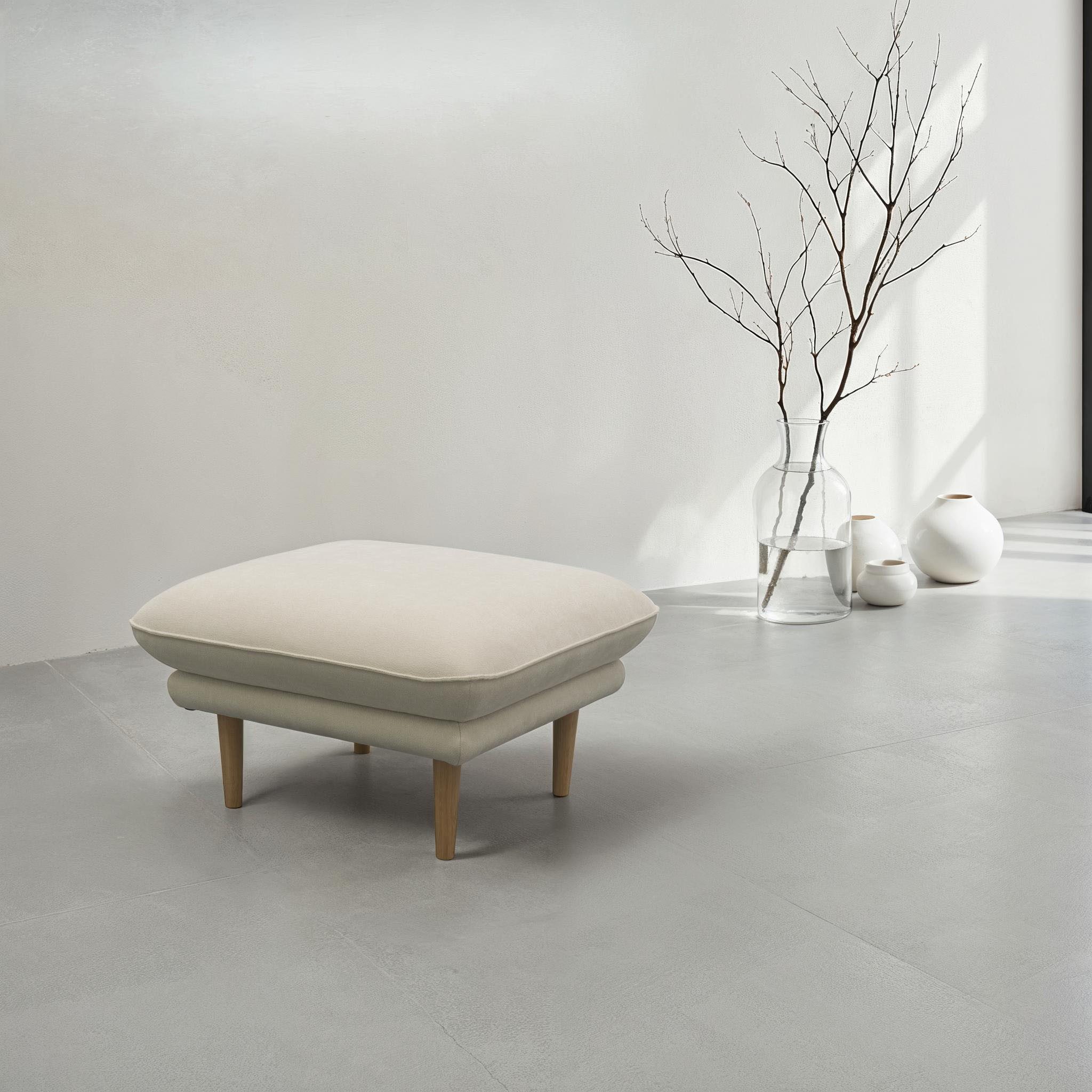 DOMO collection Hocker Leuven, angenehm feste Polsterung, bodenfrei, 19 cm hohe Holzfüße