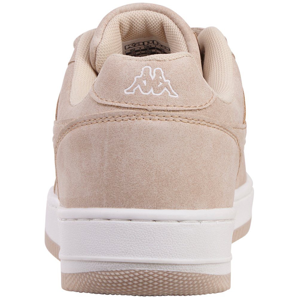 in Retro angesagtem sand-white Kappa Sneaker Look