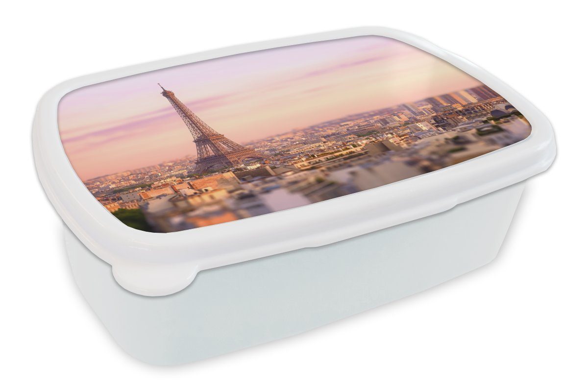 Erwachsene, aufragenden Eiffelturm, Kinder mit (2-tlg), darüber für Kunststoff, für Blick Jungs und Paris dem Mädchen und MuchoWow über weiß Brotbox Brotdose, Lunchbox