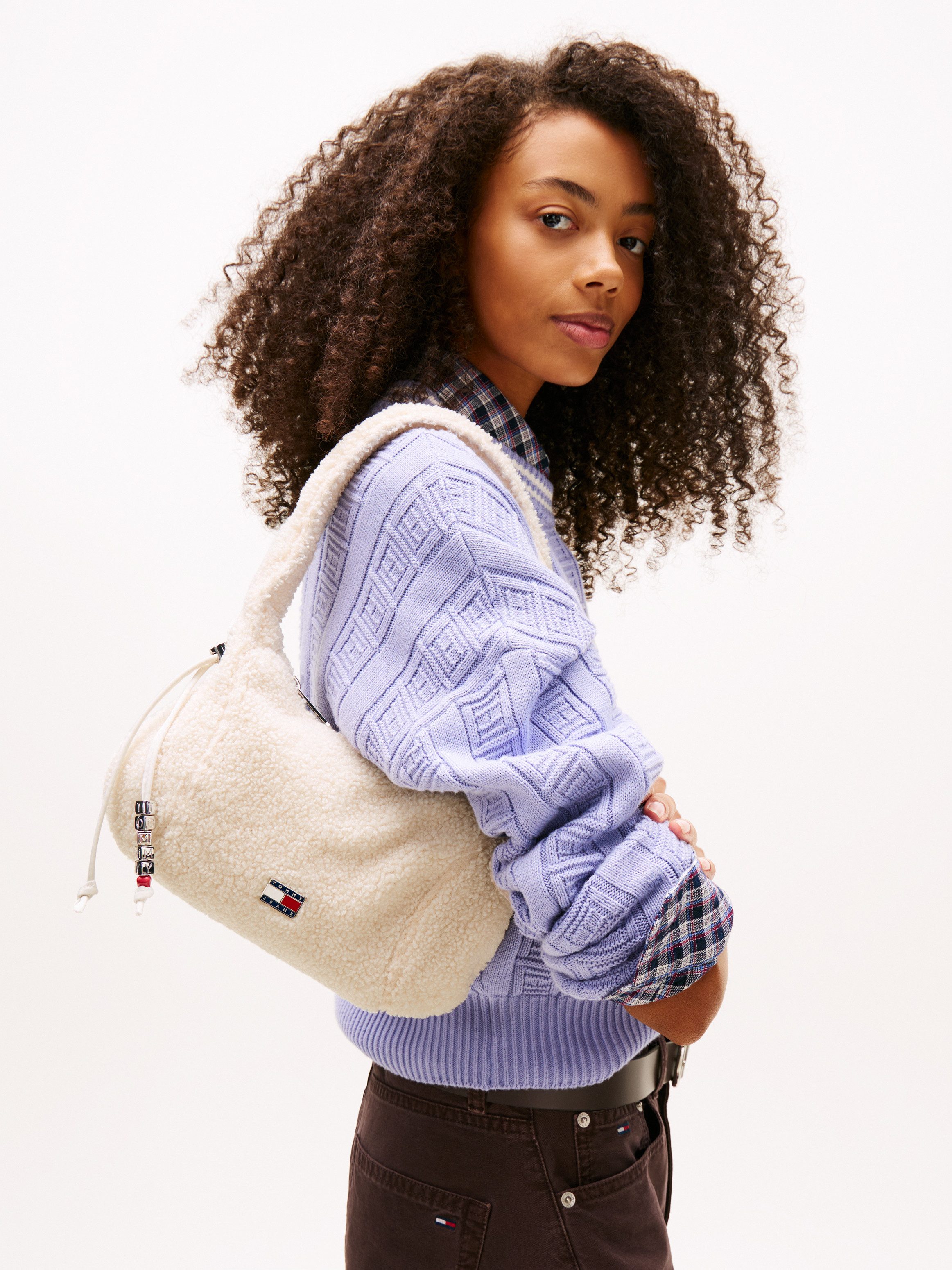 Tommy Jeans Schultertasche TJW CASUAL SHERPA SHOULDER BAG, Damen Tragetasche, Freizeittasche mit wattiertem Tragegriff