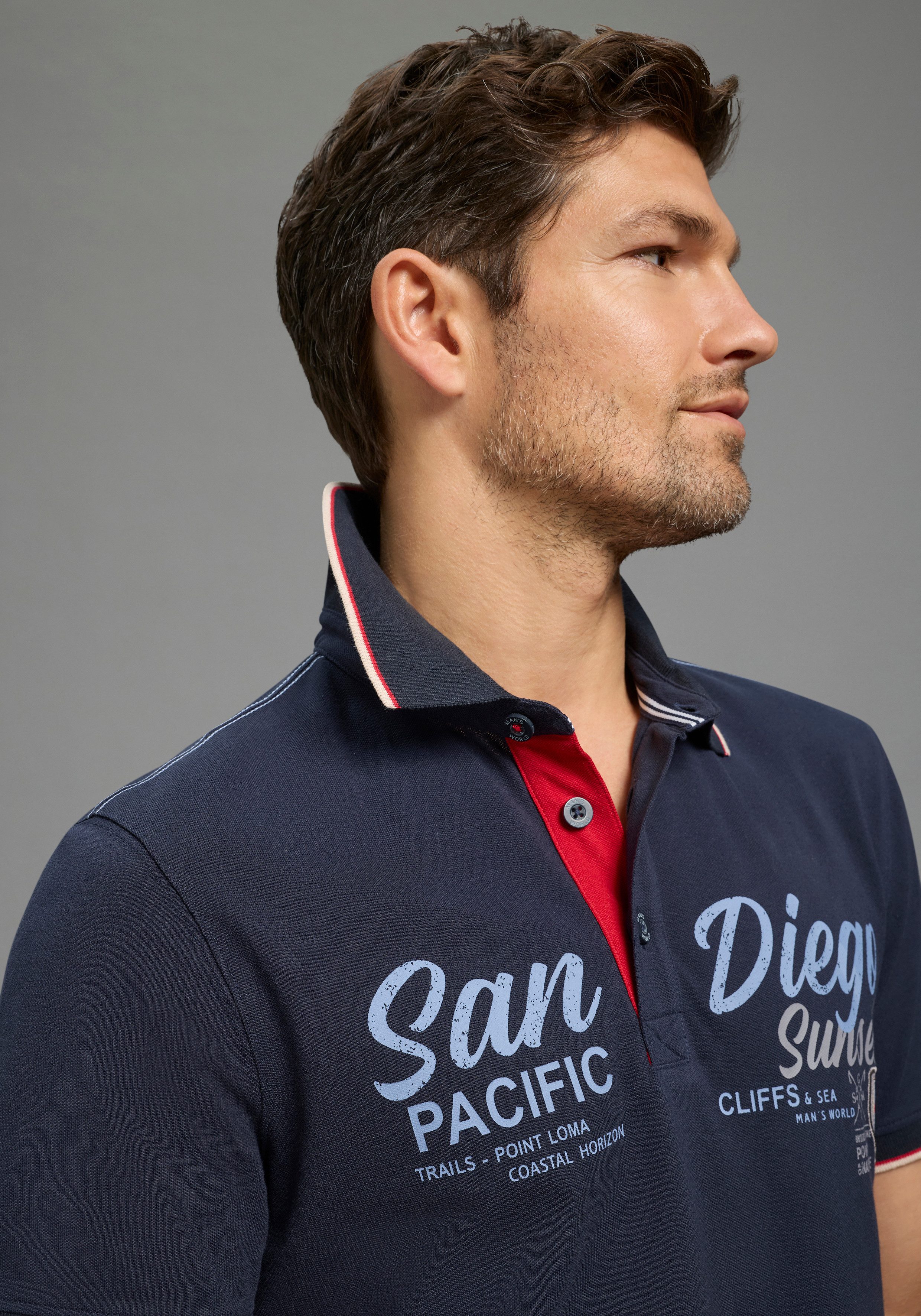 Man's World Poloshirt Neue Kollektion! normale Passform, Kurzarm, mit Print und Badge, aus Piqué-Material. € 19,99, (€ 19,99 pro 1 Stk).