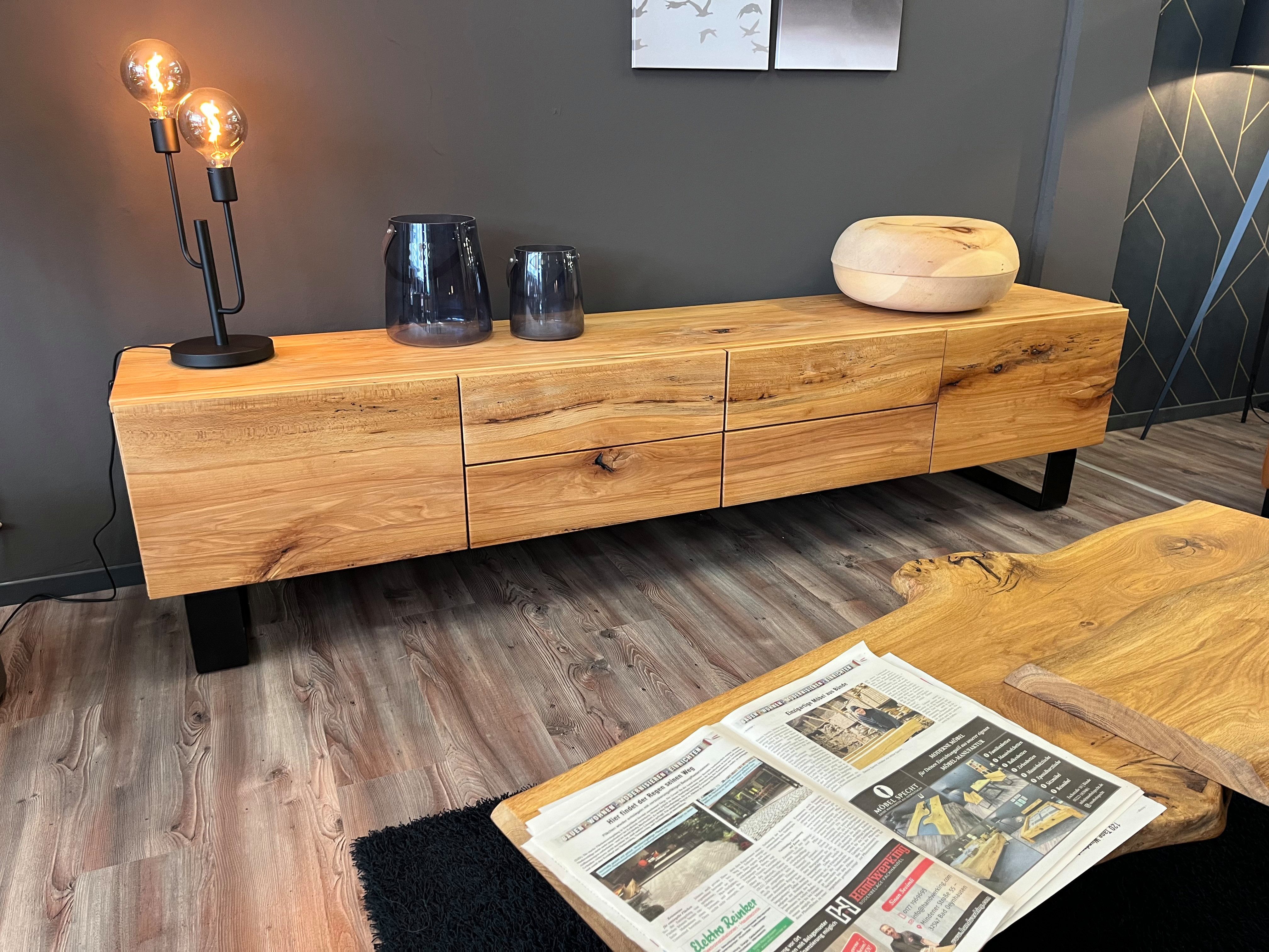 Möbel Specht Lowboard Oslo Steel Kernbuche massiv (Kommode, griffloses Design), Kufen schwarz lackiert