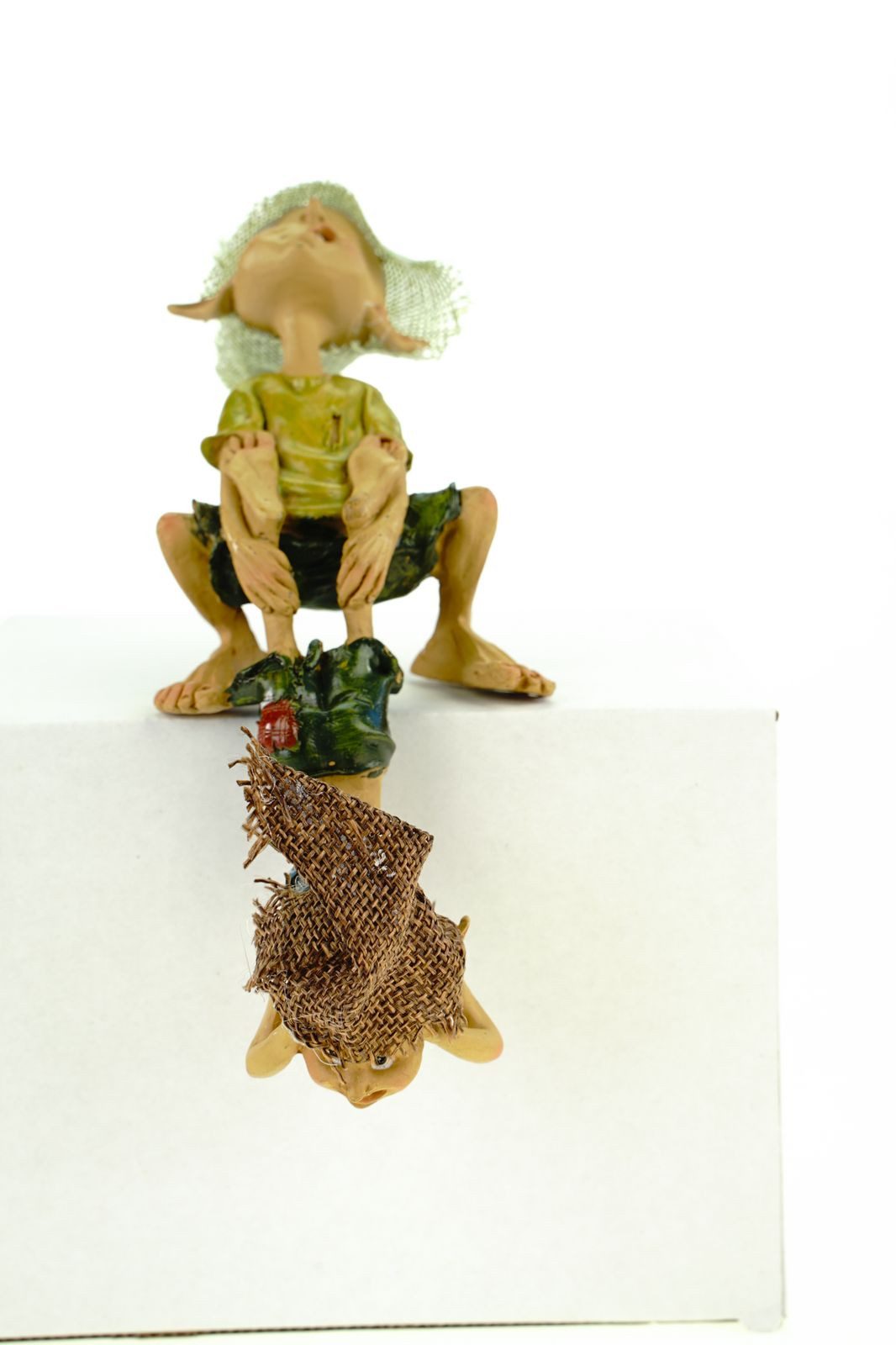 Vogler Dekofigur Kantenhocker Pixie hält Pixie an den Füßen fest 19cm Figur Kobold Gnom