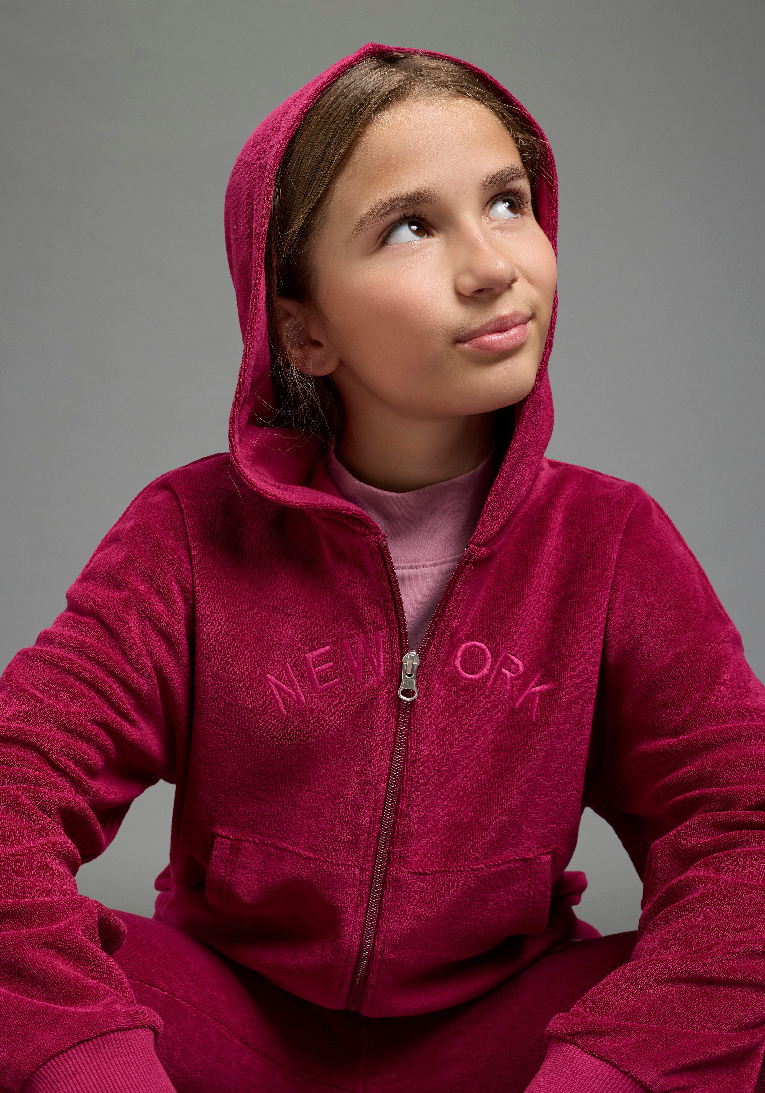 H.I.S Sweatjacke Kuschelweiche H.I.S Nicki-Jacke mit Applikation: NEW YORK Sweatjacke aus Nicki-Material für vielseitige Einsätze, mit Stickerei – Bild 4 von 5