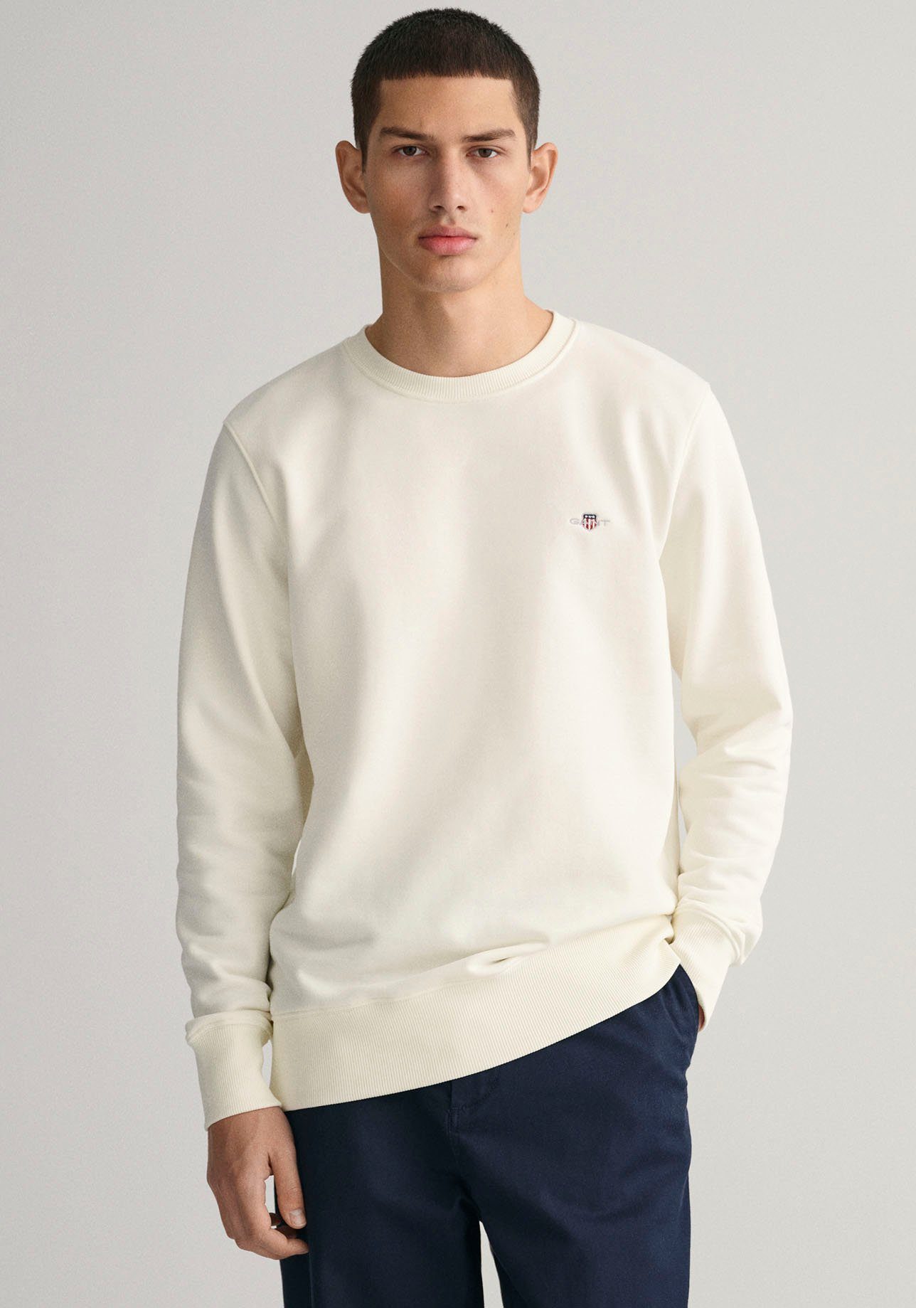 Gant eggshell Sweatshirt Brust auf REG C-NECK SHIELD Logostickerei mit SWEAT der