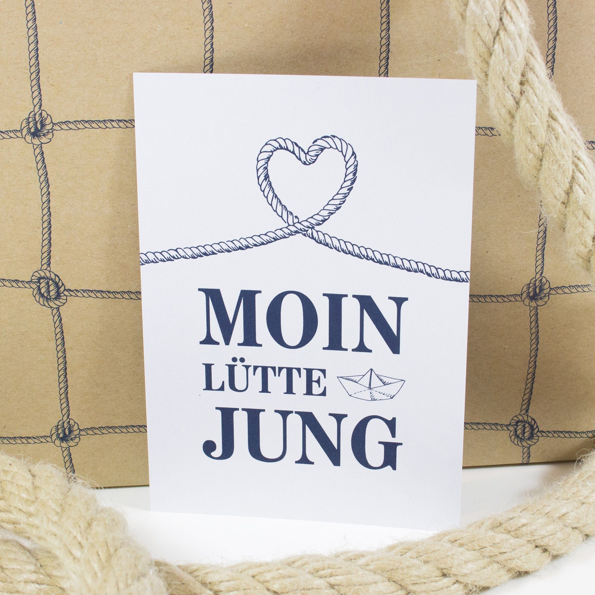 Bow & Hummingbird Geburt (Junge) Postkarte Moin Lütte Jung, 100 % Recyclingpapier