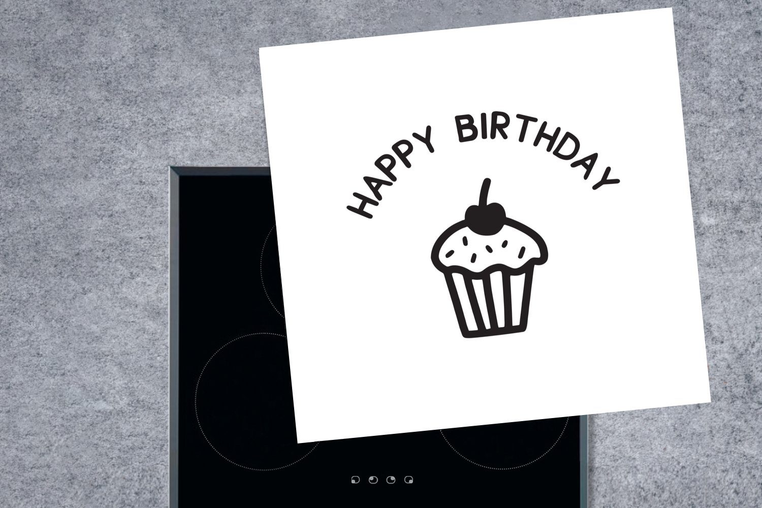 weißem MuchoWow Herdblende-/Abdeckplatte Vinyl, Ceranfeldabdeckung, "Happy küche auf einem Arbeitsplatte Zitat Hintergrund, tlg), (1 78x78 Cupcake cm, mit für Birthday"