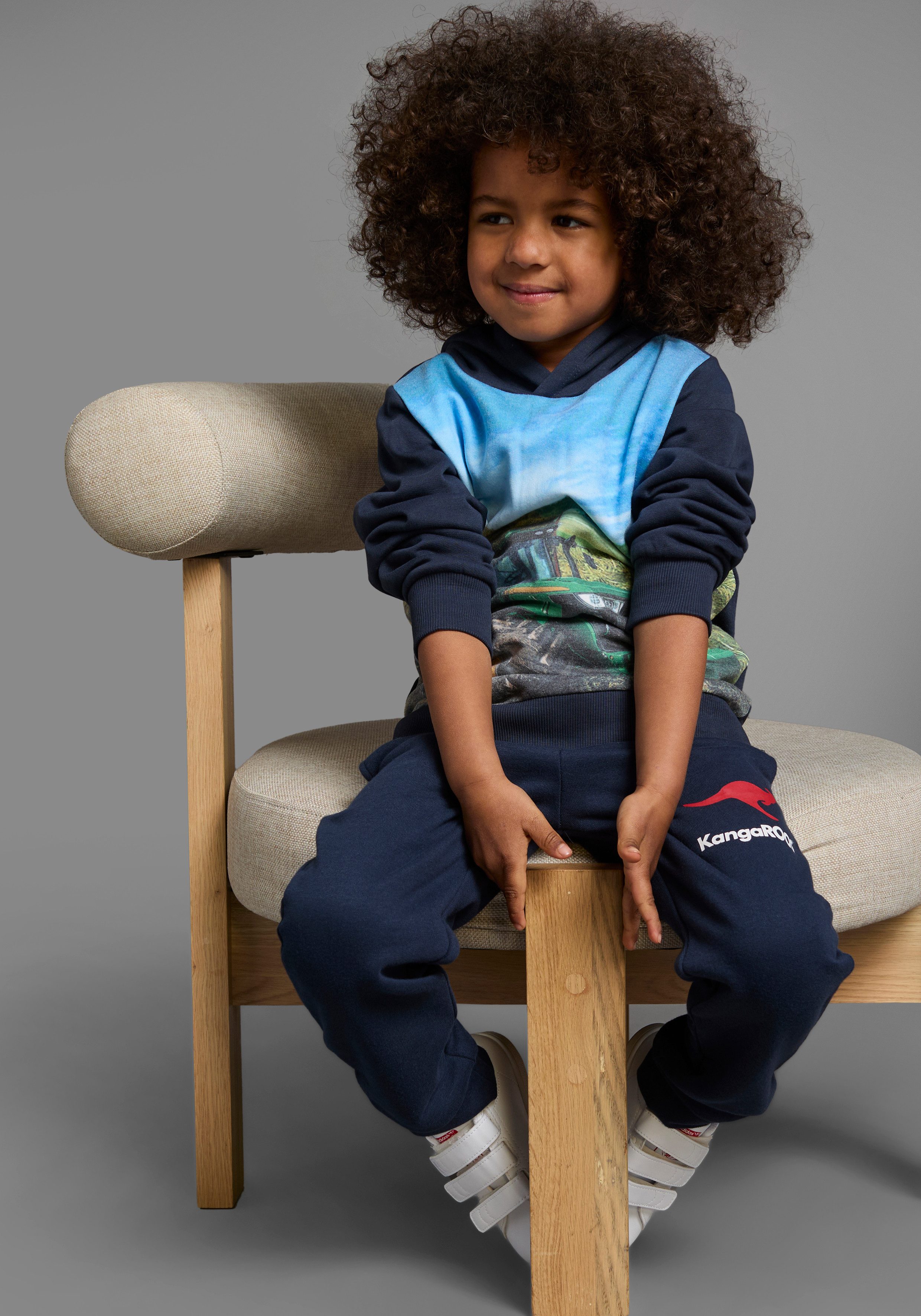 KIDSWORLD Kapuzensweatshirt Traktor - Fotodruck bedrucktes Design, aus angerauter Sweatware, mit Rippbündchen