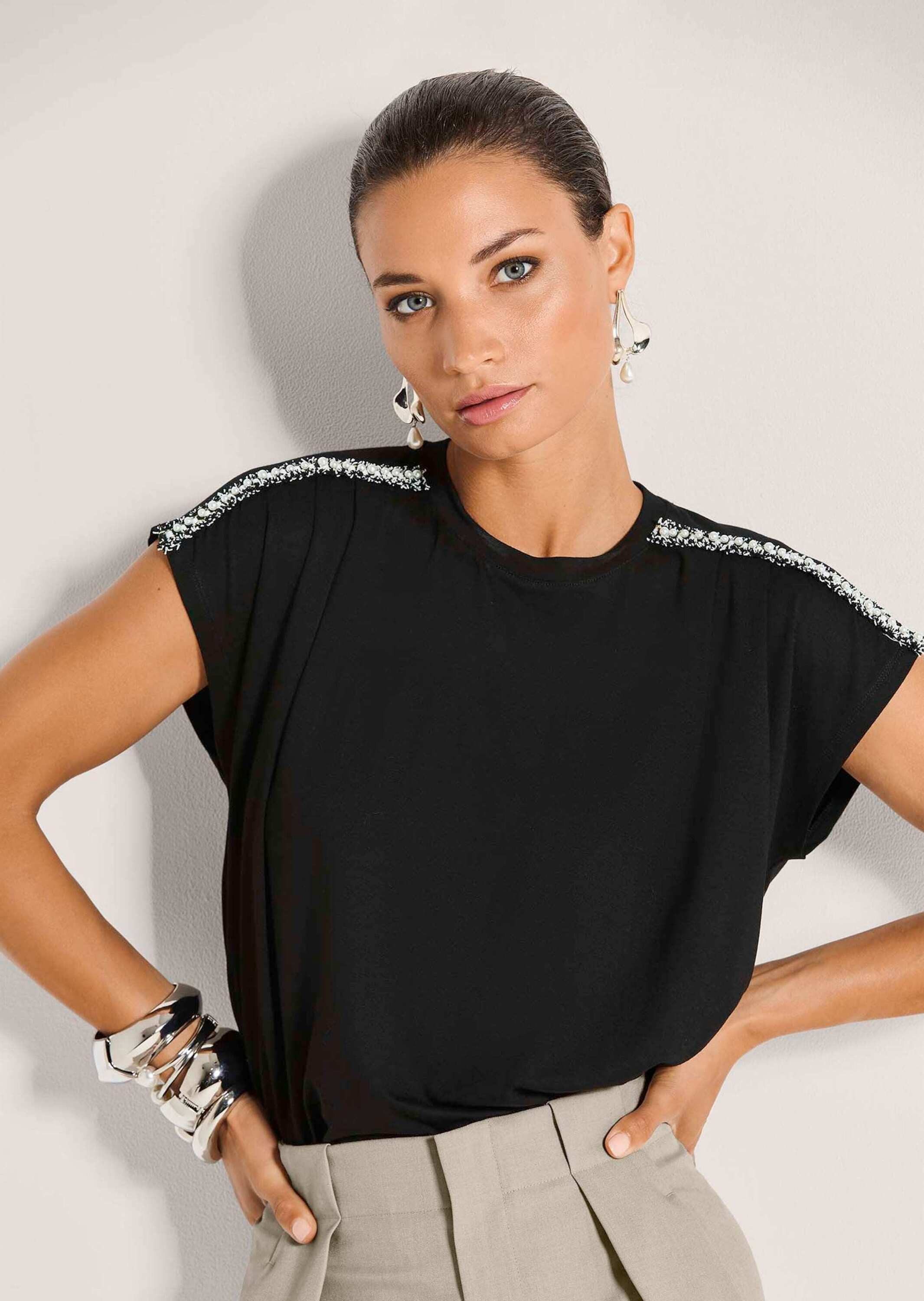MADELEINE Kurzarmshirt Legeres Basic-Shirt mit Kurzarm, Rundhals Viskose-Oberteil mit Perlen-Details, überschnittene Schultern