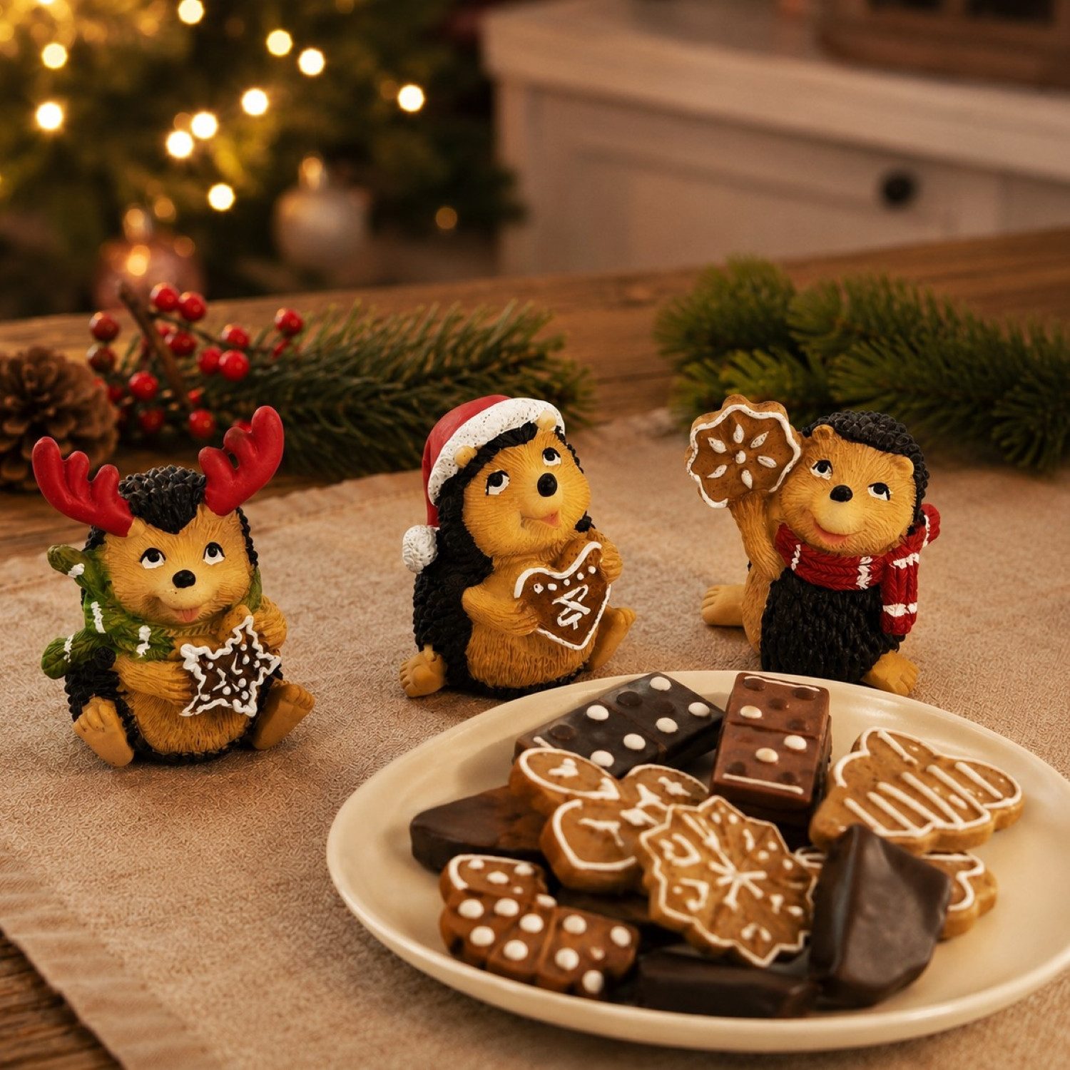 Online-Fuchs Dekofigur 3 kleine liebvolle Igel im Weihnachtsoutfit - Weihnachtsdeko für innen (3er Set, Tischdeko), die 3 sorgen für eine fröhliche Atmosphäre in der Adventszeit