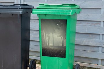 MuchoWow Wandsticker Nebel zwischen den Bäumen im Nationalpark De Hoge Veluwe in Gelderland (1 St), Mülleimer-aufkleber, Mülltonne, Sticker, Container, Abfalbehälter