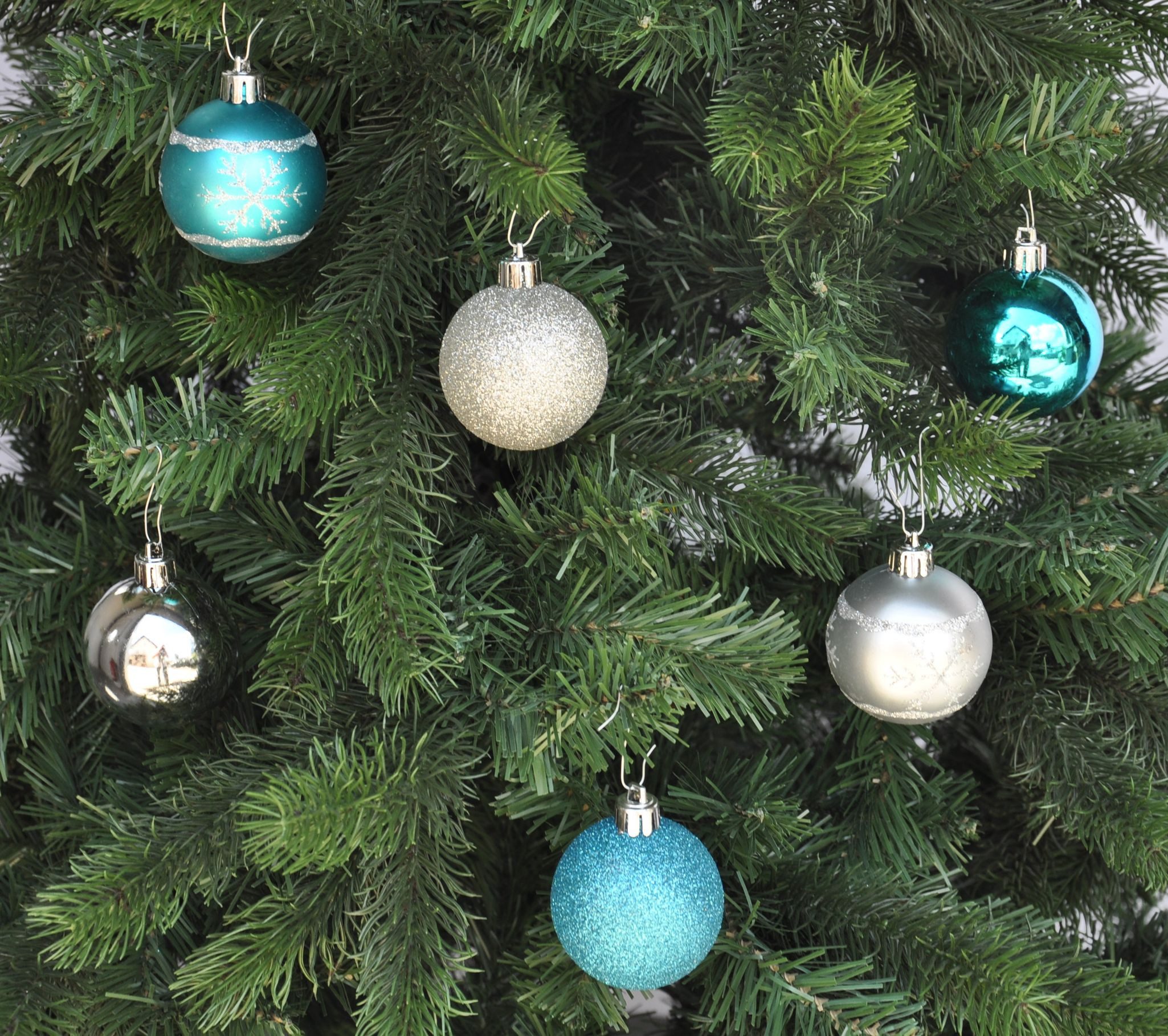 JACK Christbaumschmuck 64x Kunststoff Christbaumkugeln Ø 6cm Baum Kugeln inkl. Aufhänger, Mit praktischer Aufbewahrungsbox, Optik: matt / glänzend / glitzernd
