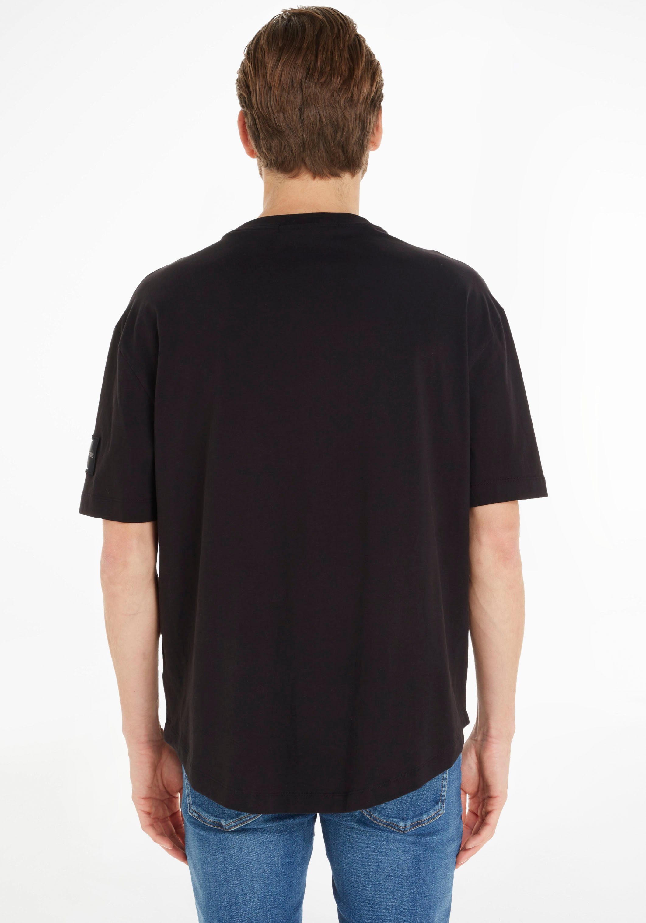 Ärmel Calvin Black T-Shirt Jeans BADGE OVERSIZED TEE Logo-Badge Klein MONOLOGO dem Ck Klein auf Calvin mit