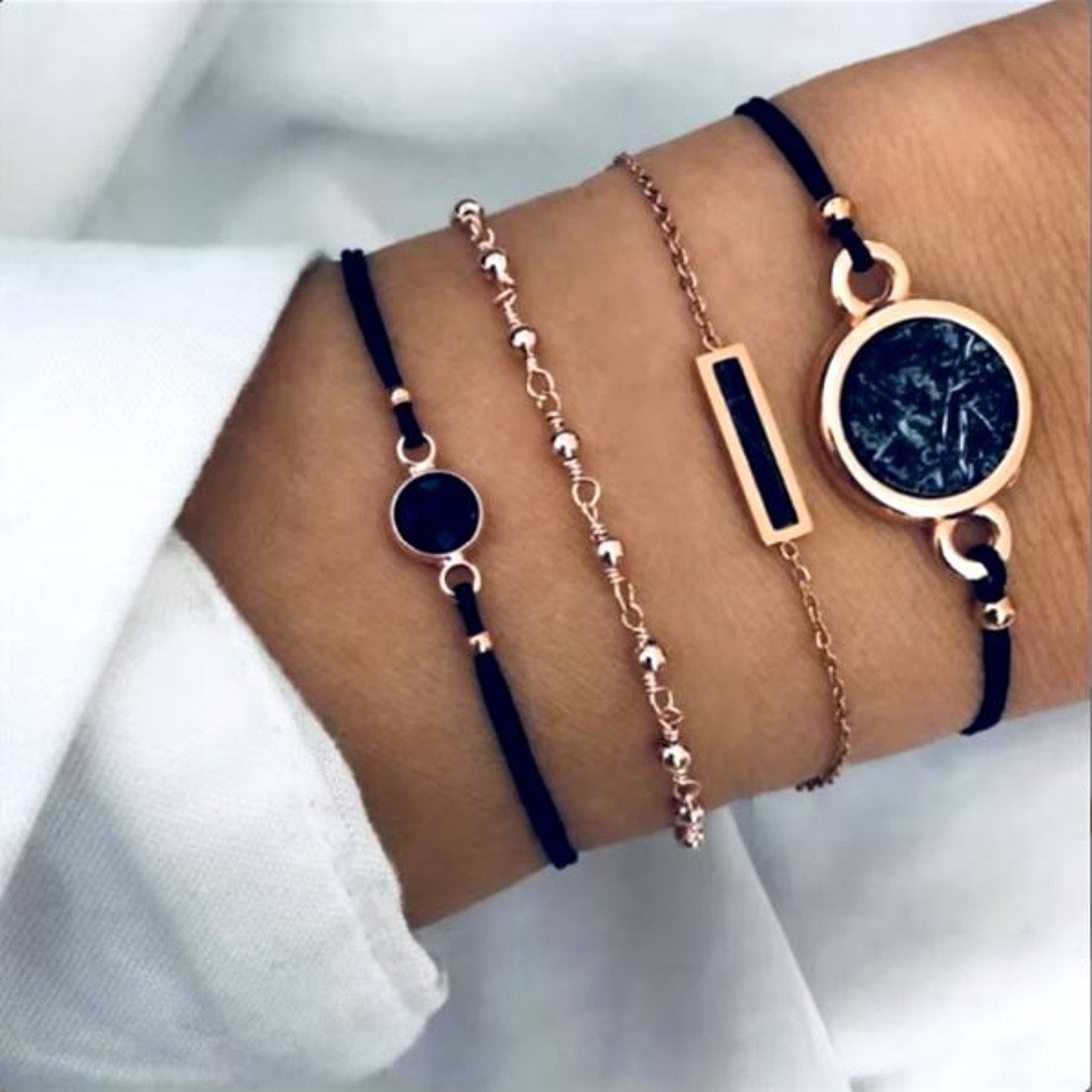 KARMA Armband Set 4tlg. Damen Armband Gold Schwarz Metall Damenarmbänder (Armbandset, 4-tlg., Damenschmuckset), Damenschmuck modern