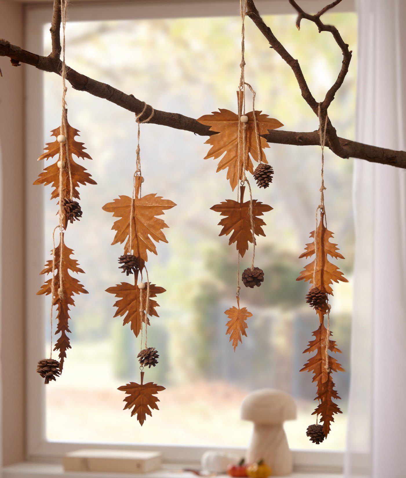Dekoleidenschaft Dekohänger "Herbstblätter" aus Metall in Rost-Optik, 45 cm hoch (4er Set), verziert mit Naturzapfen und Holzperlen | Dekohänger
