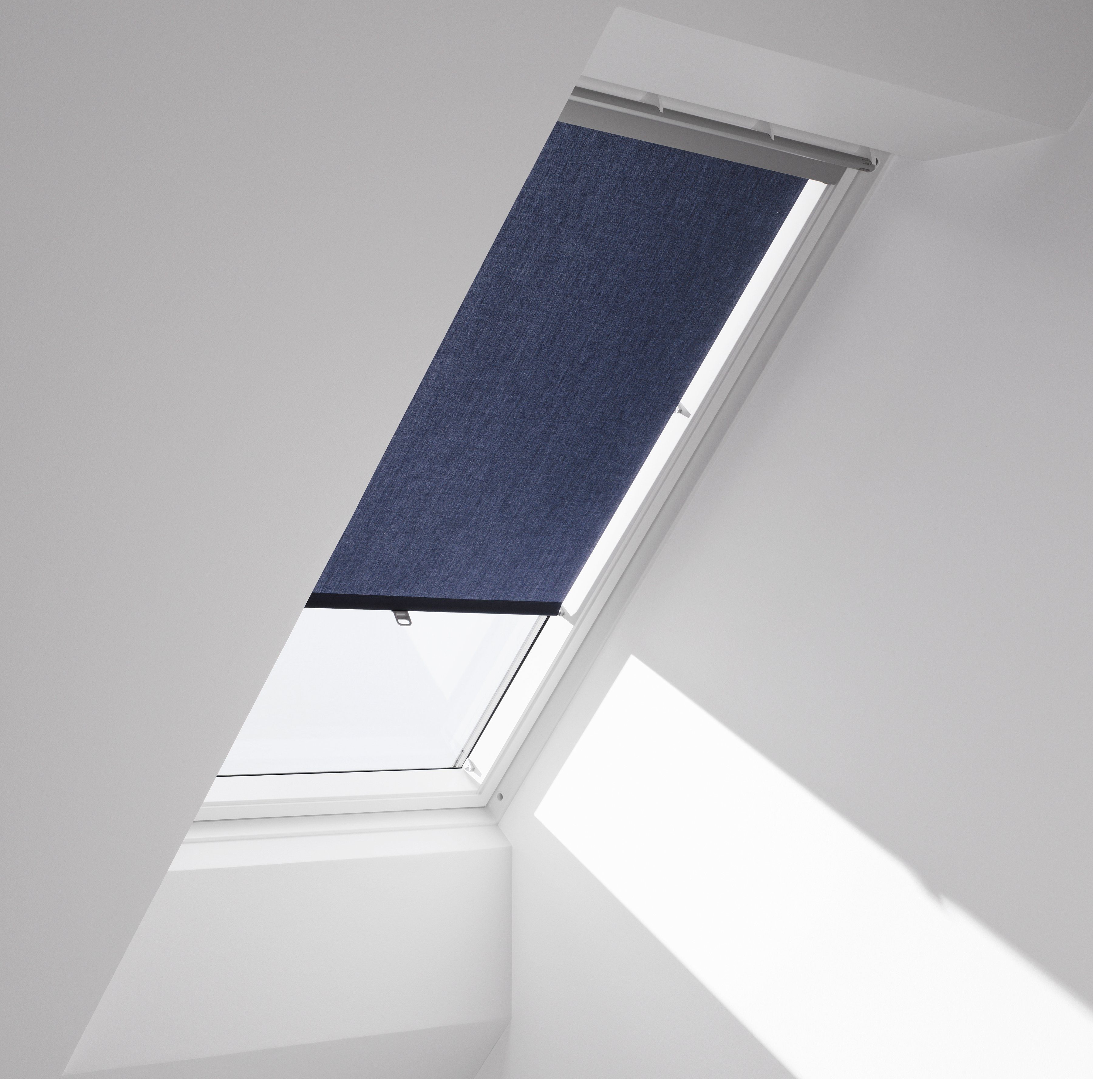 Dachfensterrollo mit Haltekrallen RHL FK00/CK00/MK00/SK00 9050, VELUX, Lichtschutz, ohne Bohren, freihängend, VELUX »Pick & Click!«, Lichtregulierung und Privatsphäre