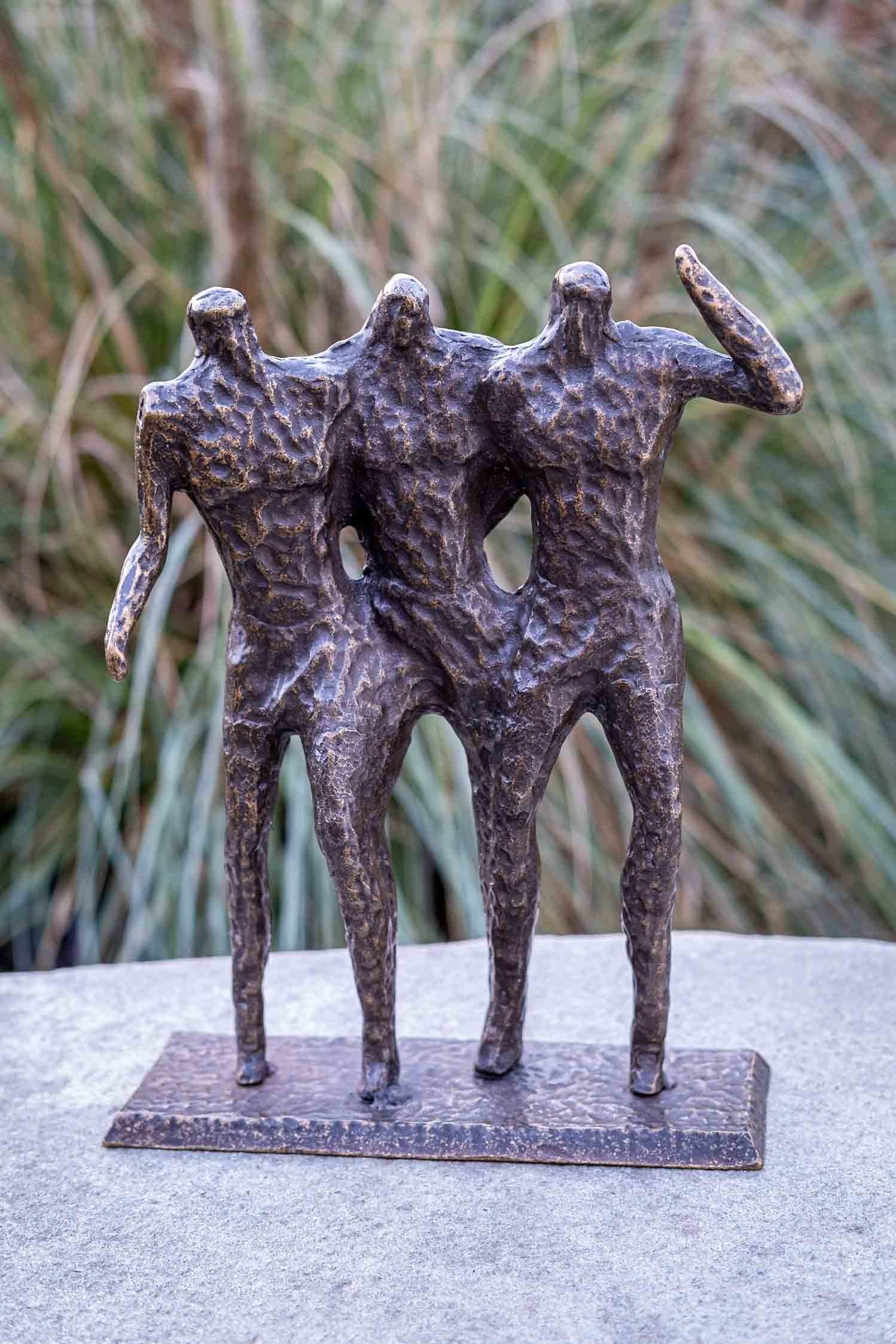 IDYL Gartenfigur IDYL Bronze-Skulptur Moderne Drei Mann Skulptur, Bronze – sehr robust – Langlebig – witterungsbeständig gegen Frost, Regen und UV-Strahlung. Die Modelle werden in Wachsausschmelzverfahren in Bronze gegossen und von Hand patiniert.