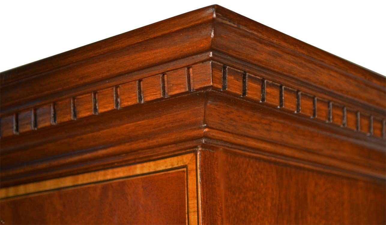 Kai Wiechmann Bücherregal Standregal englischer Stil Premium Regal 90 cm mit verstellbaren Böden, mit dekorativer Krone Handmade in GB