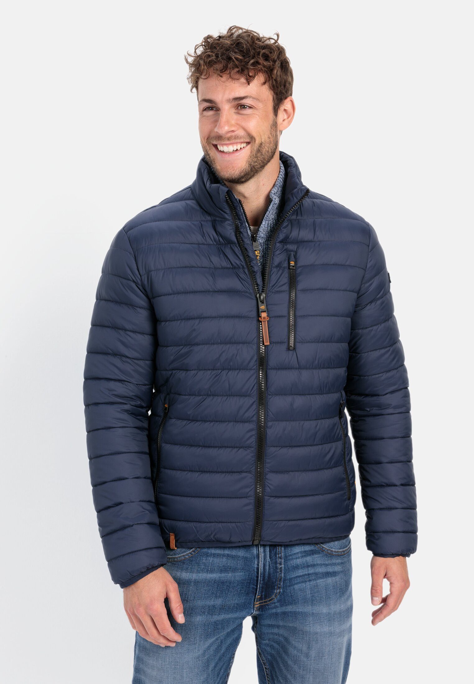 camel active Blouson ohne Daune aus recyceltem Polyester Markenlabel