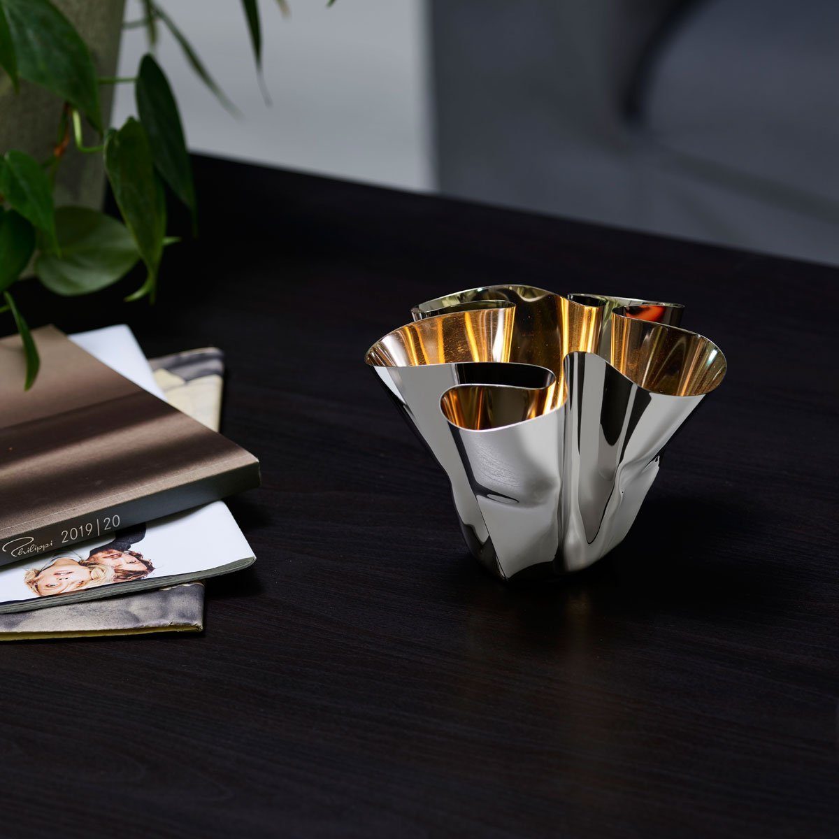 Windlicht Margeaux aus Edelstahl; Moderne Tischlaterne in Faltenoptik; Ideal auch als Vase, Von Hand gelegte Falten